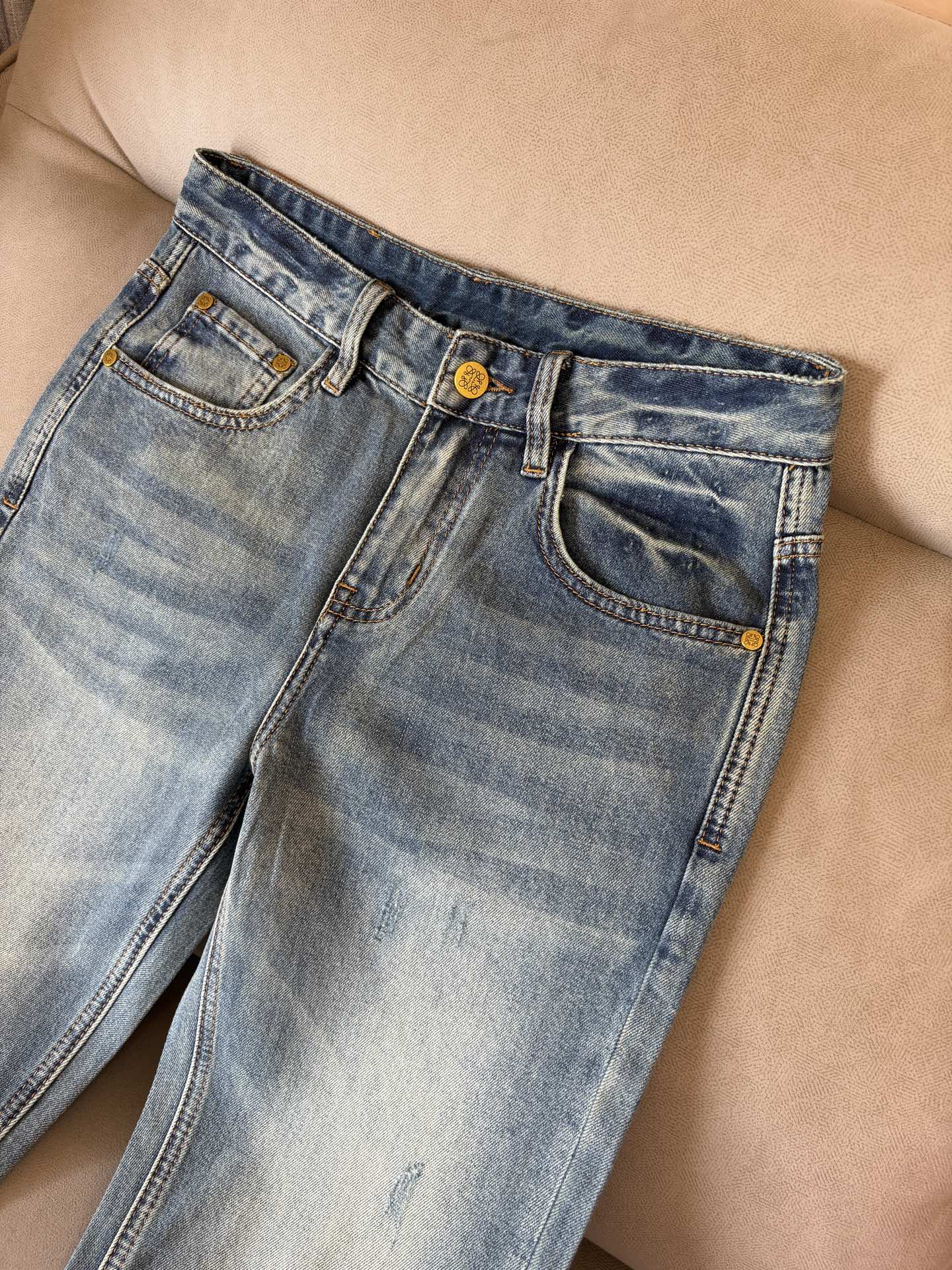 专柜🆕2026春夏设计推荐 热卖牛仔裤🆕柔软亲肤面料 奢华头层牛皮腰牌 经典蓝洗水 专柜限量款 奢华感订