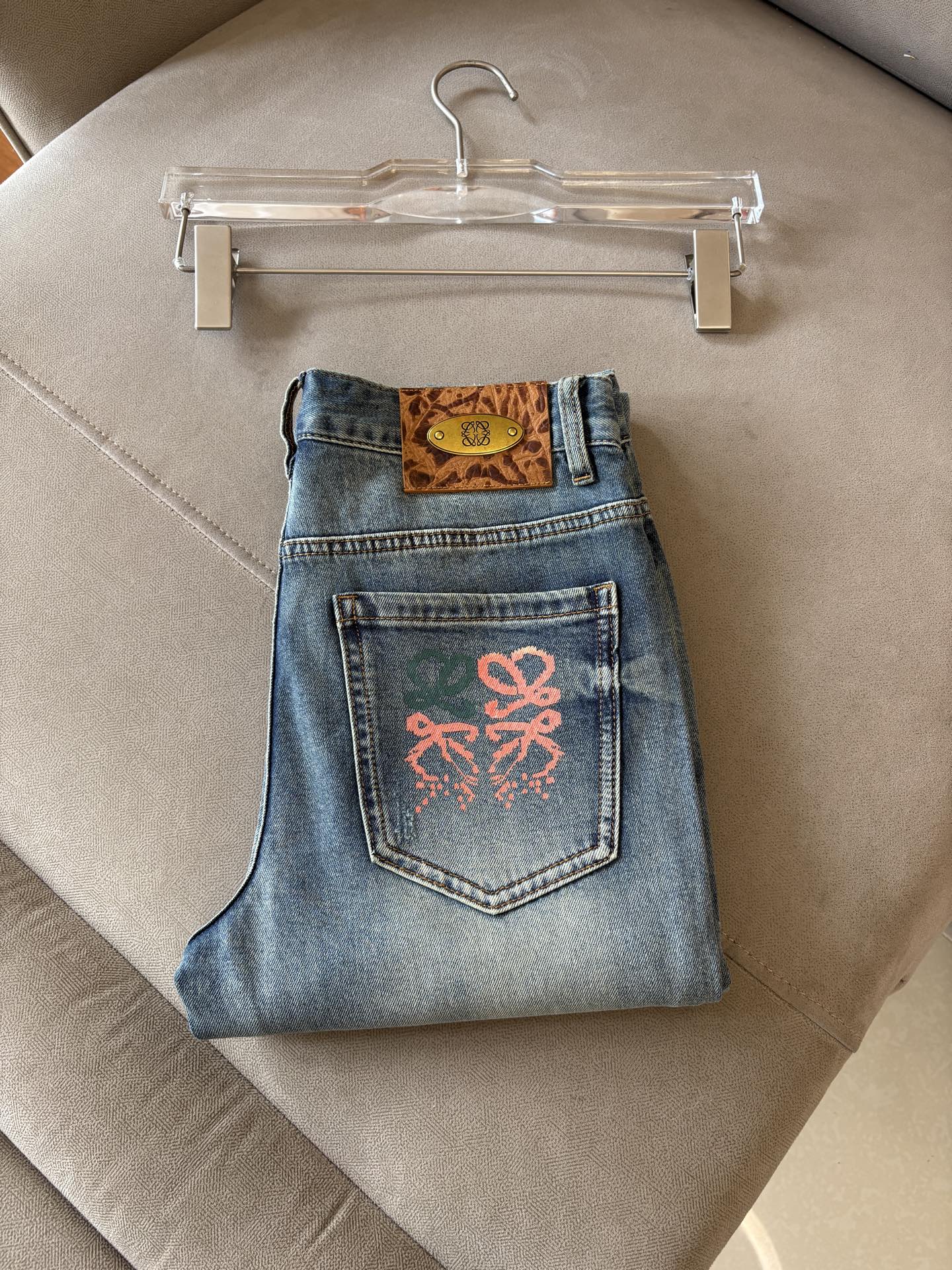 专柜🆕2026春夏设计推荐 热卖牛仔裤🆕柔软亲肤面料 奢华头层牛皮腰牌 经典蓝洗水 专柜限量款 奢华感订