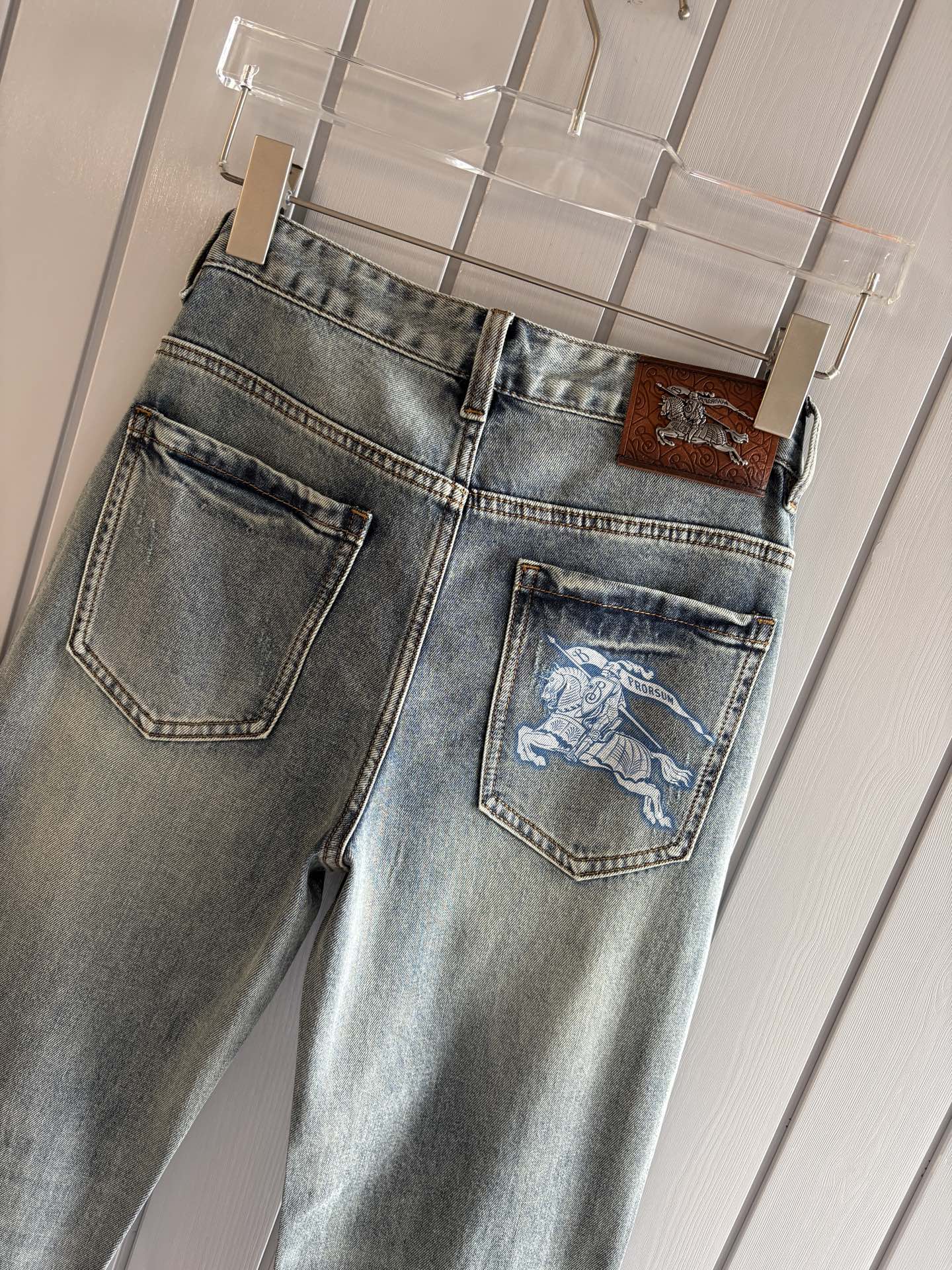 专柜🆕2026春夏设计推荐 热卖牛仔裤🆕柔软亲肤面料 奢华头层牛皮腰牌 经典蓝洗水 专柜限量款 奢华感订