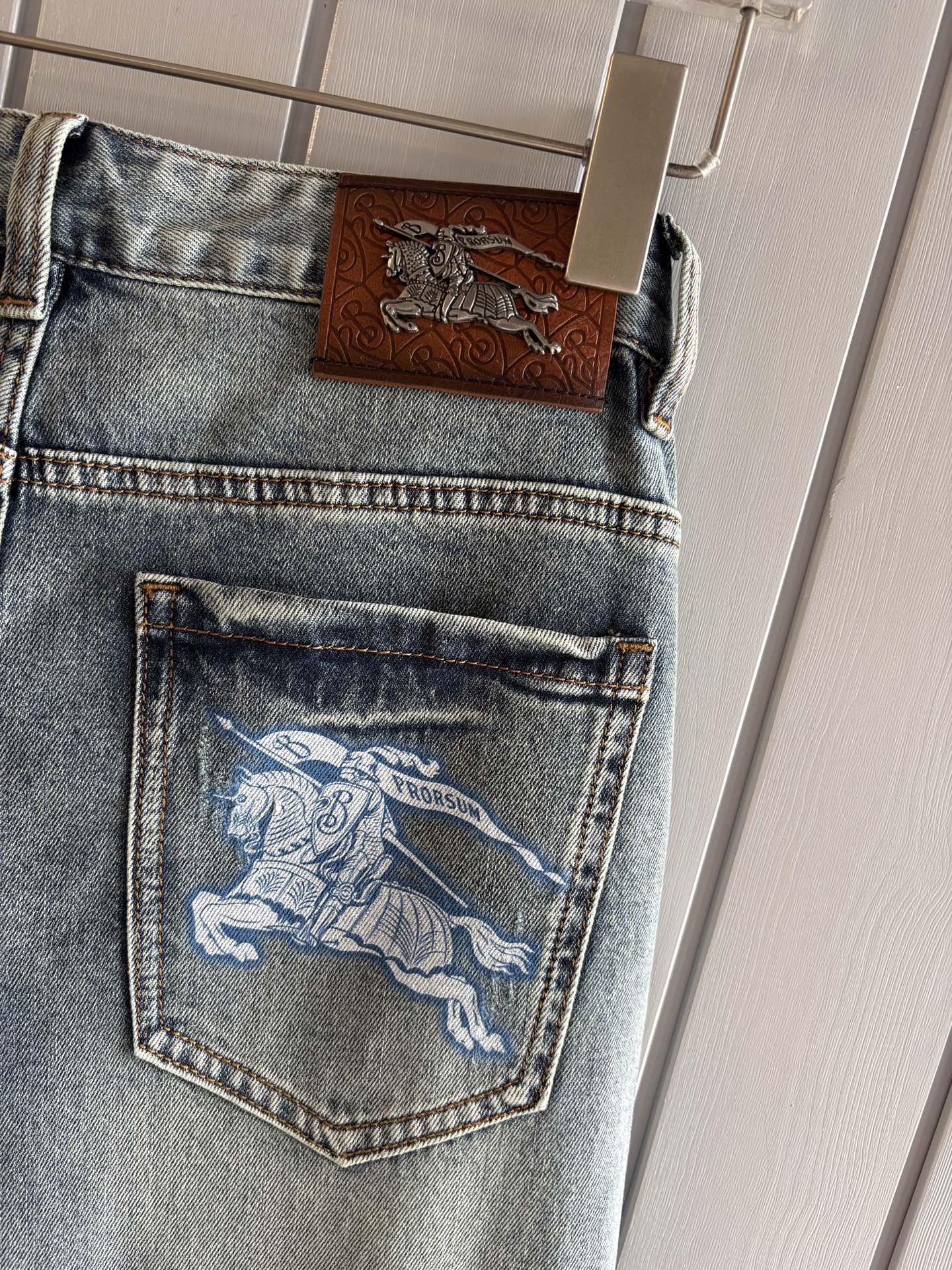 专柜🆕2026春夏设计推荐 热卖牛仔裤🆕柔软亲肤面料 奢华头层牛皮腰牌 经典蓝洗水 专柜限量款 奢华感订