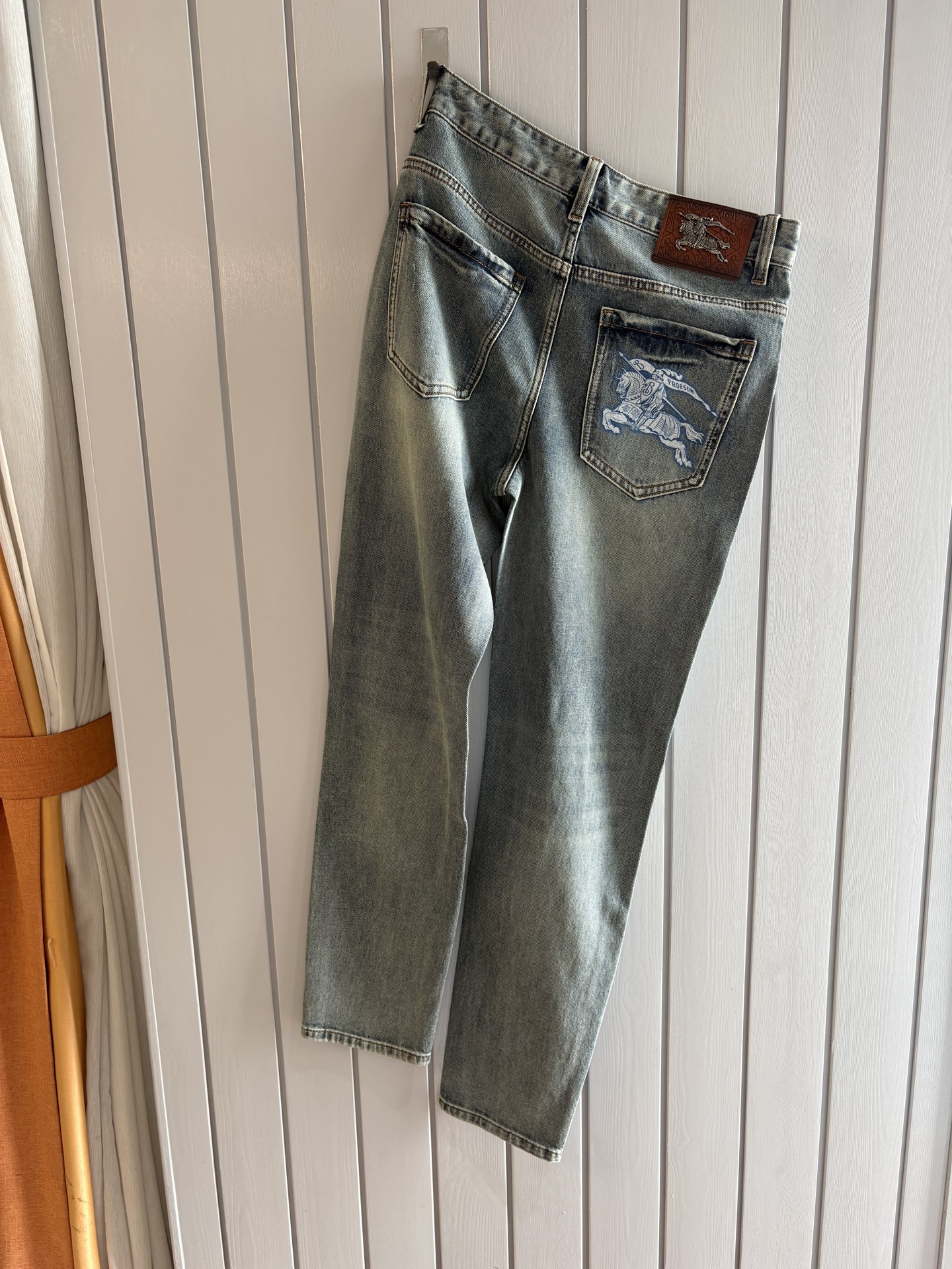 专柜🆕2026春夏设计推荐 热卖牛仔裤🆕柔软亲肤面料 奢华头层牛皮腰牌 经典蓝洗水 专柜限量款 奢华感订