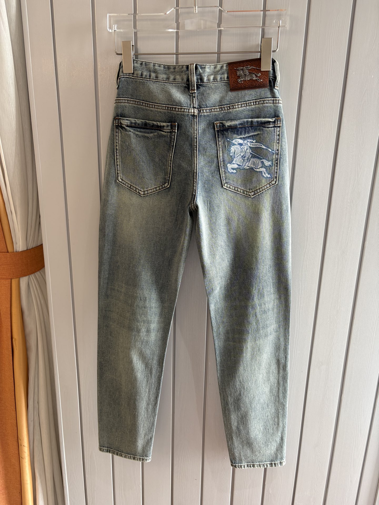 专柜🆕2026春夏设计推荐 热卖牛仔裤🆕柔软亲肤面料 奢华头层牛皮腰牌 经典蓝洗水 专柜限量款 奢华感订