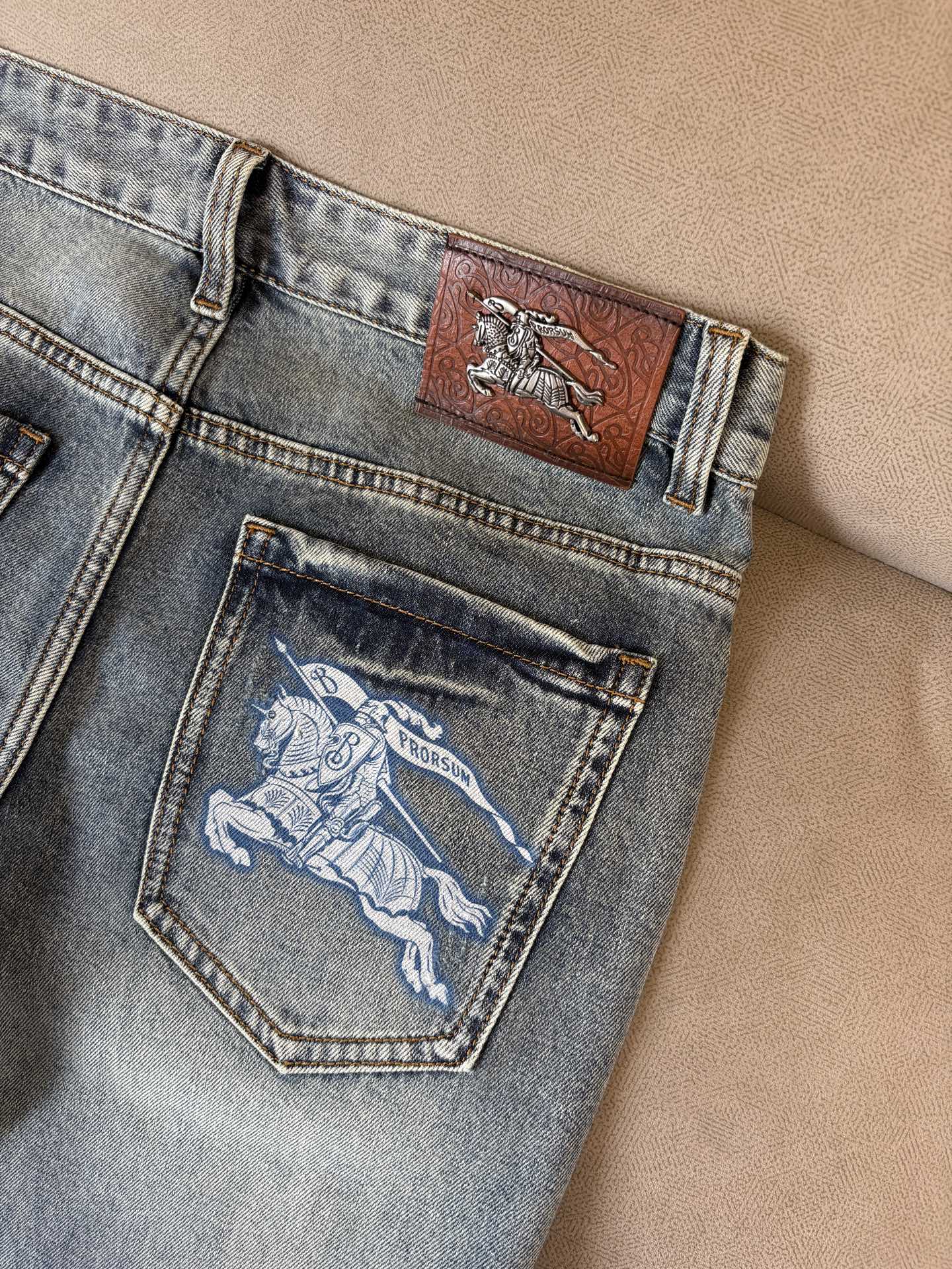 专柜🆕2026春夏设计推荐 热卖牛仔裤🆕柔软亲肤面料 奢华头层牛皮腰牌 经典蓝洗水 专柜限量款 奢华感订