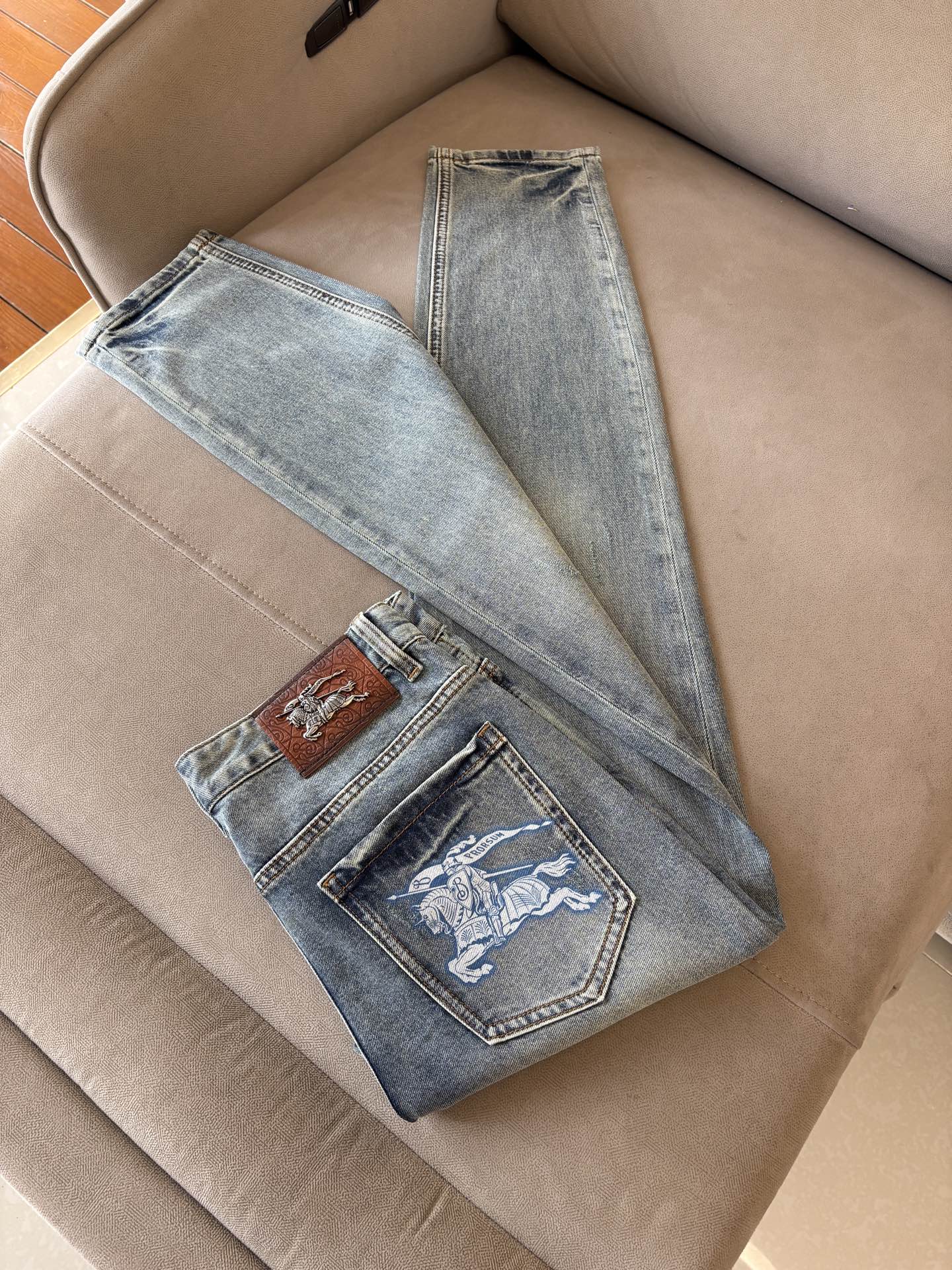 专柜🆕2026春夏设计推荐 热卖牛仔裤🆕柔软亲肤面料 奢华头层牛皮腰牌 经典蓝洗水 专柜限量款 奢华感订