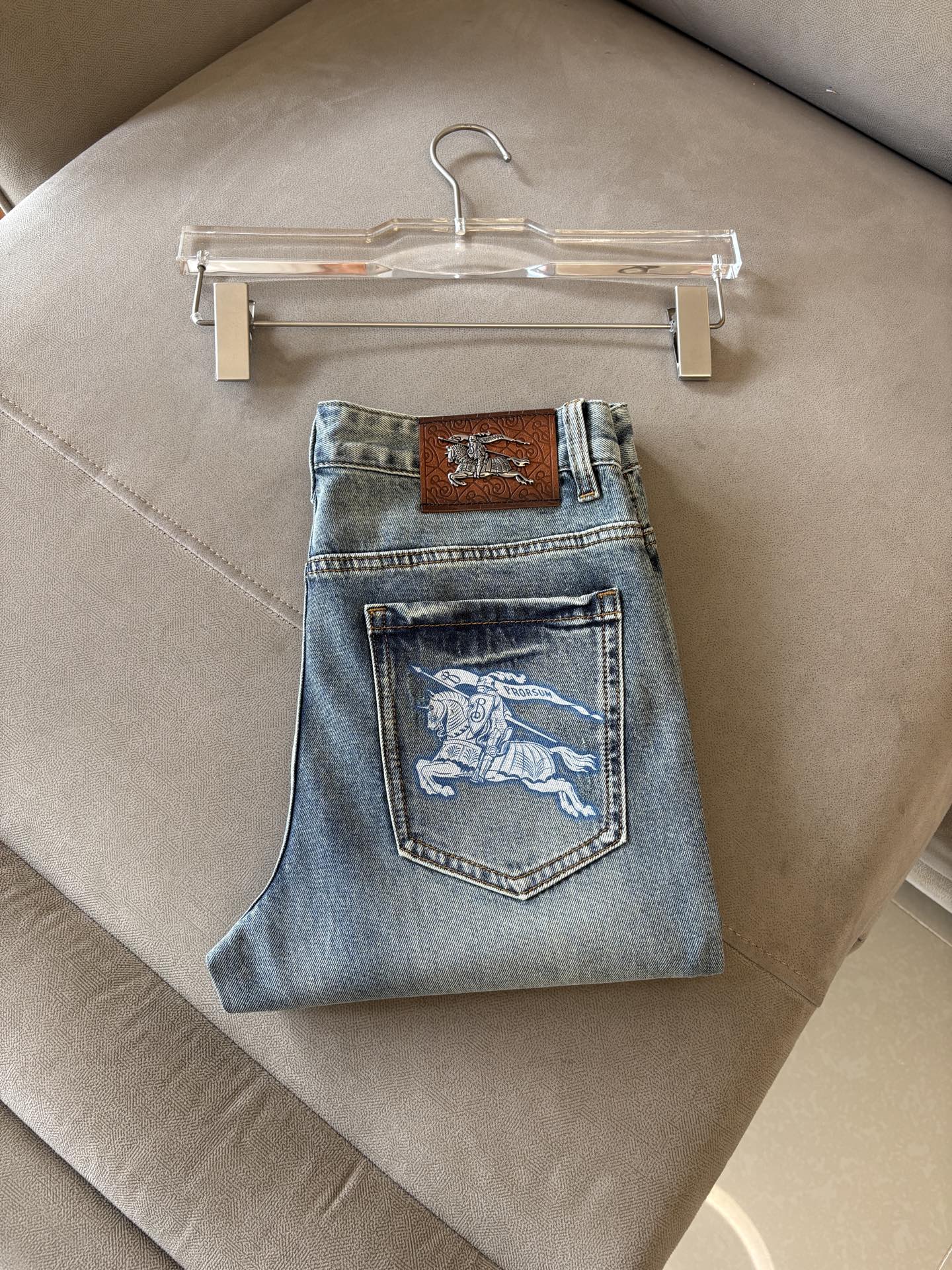 专柜🆕2026春夏设计推荐 热卖牛仔裤🆕柔软亲肤面料 奢华头层牛皮腰牌 经典蓝洗水 专柜限量款 奢华感订