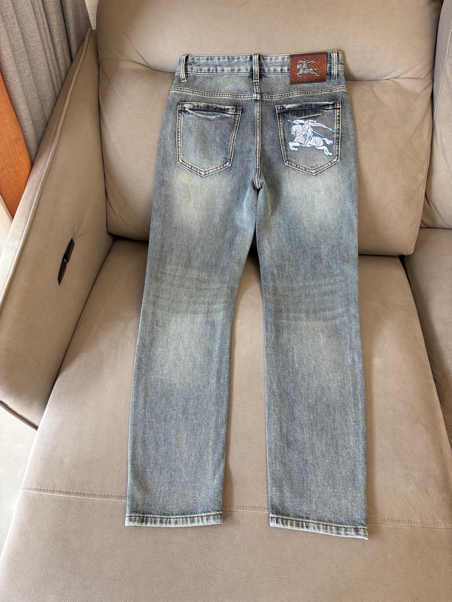 专柜🆕2026春夏设计推荐 热卖牛仔裤🆕柔软亲肤面料 奢华头层牛皮腰牌 经典蓝洗水 专柜限量款 奢华感订