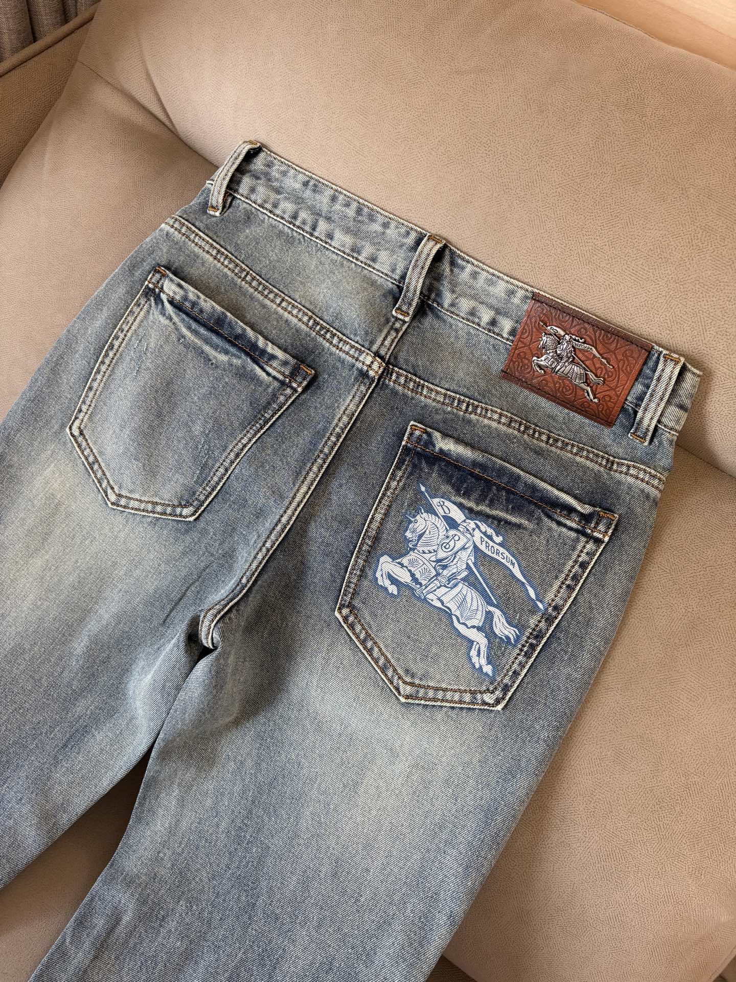 专柜🆕2026春夏设计推荐 热卖牛仔裤🆕柔软亲肤面料 奢华头层牛皮腰牌 经典蓝洗水 专柜限量款 奢华感订