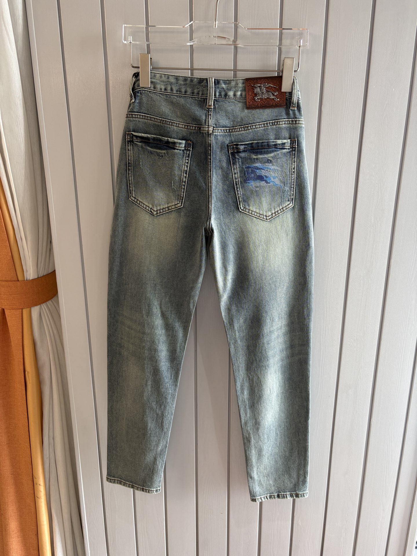 专柜🆕2026春夏设计推荐 热卖牛仔裤🆕柔软亲肤面料 奢华头层牛皮腰牌 经典蓝洗水 专柜限量款 奢华感订