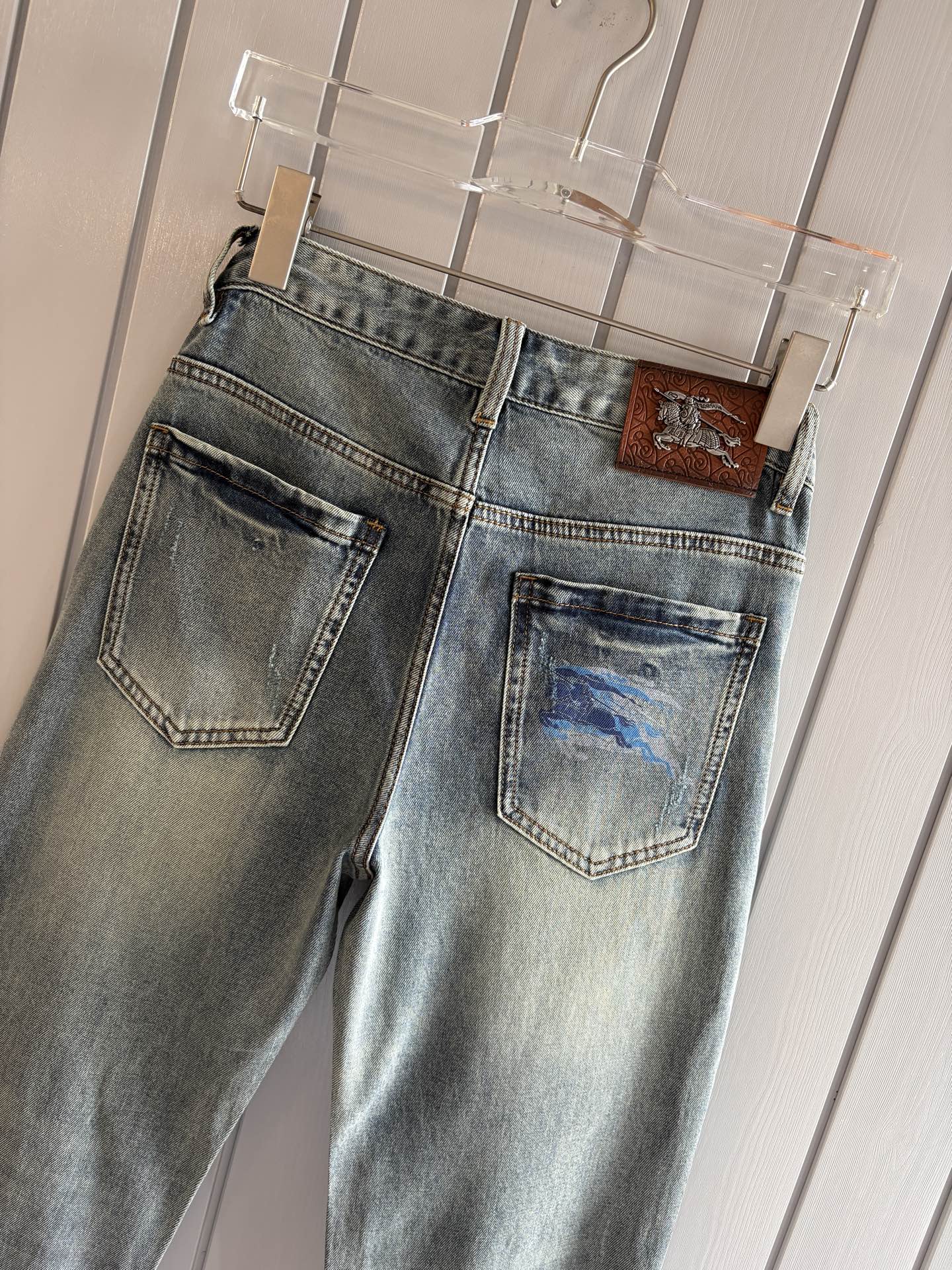 专柜🆕2026春夏设计推荐 热卖牛仔裤🆕柔软亲肤面料 奢华头层牛皮腰牌 经典蓝洗水 专柜限量款 奢华感订