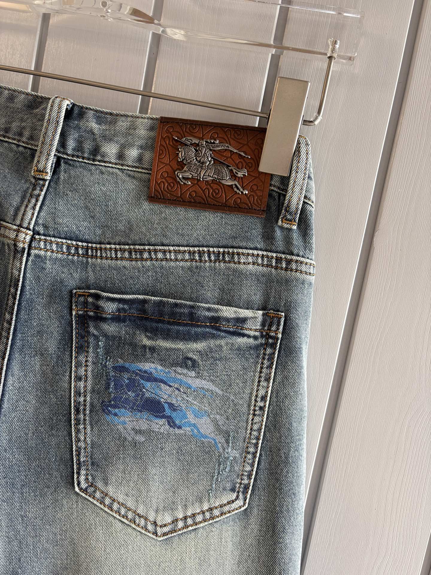 专柜🆕2026春夏设计推荐 热卖牛仔裤🆕柔软亲肤面料 奢华头层牛皮腰牌 经典蓝洗水 专柜限量款 奢华感订