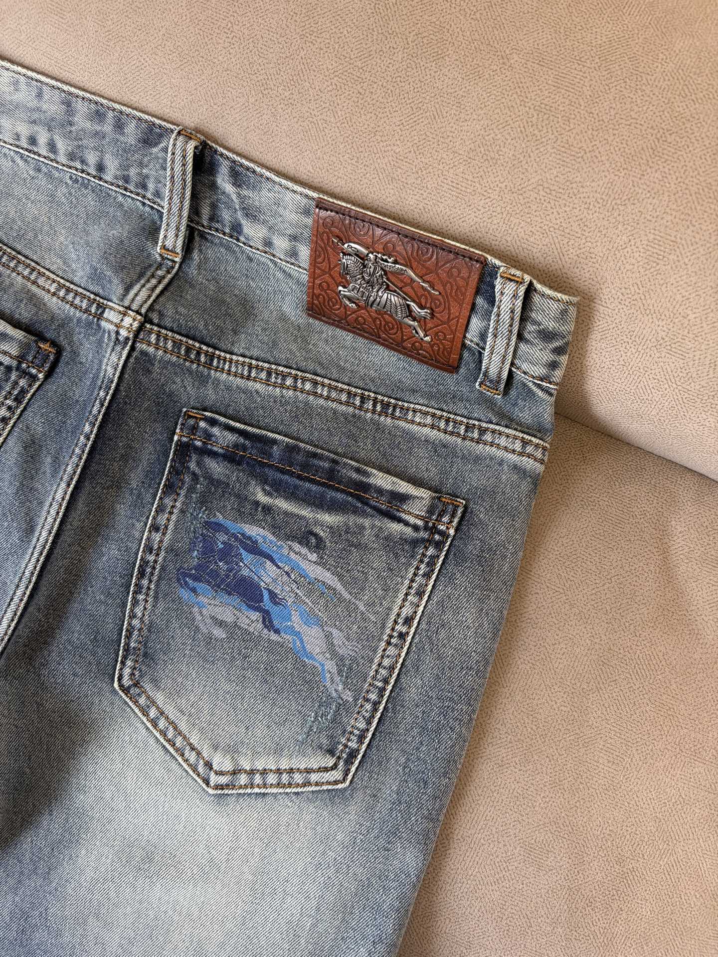 专柜🆕2026春夏设计推荐 热卖牛仔裤🆕柔软亲肤面料 奢华头层牛皮腰牌 经典蓝洗水 专柜限量款 奢华感订