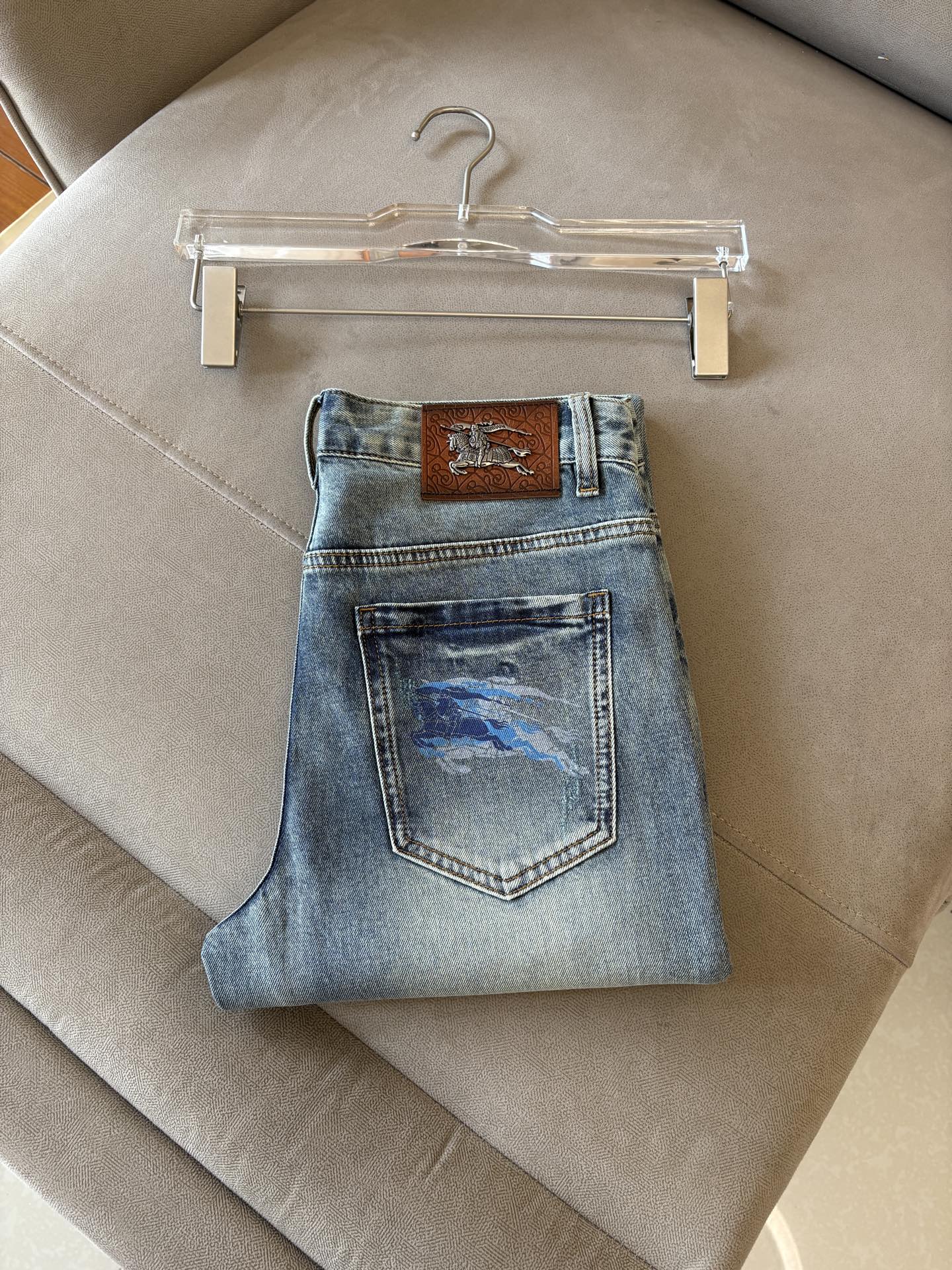 专柜🆕2026春夏设计推荐 热卖牛仔裤🆕柔软亲肤面料 奢华头层牛皮腰牌 经典蓝洗水 专柜限量款 奢华感订