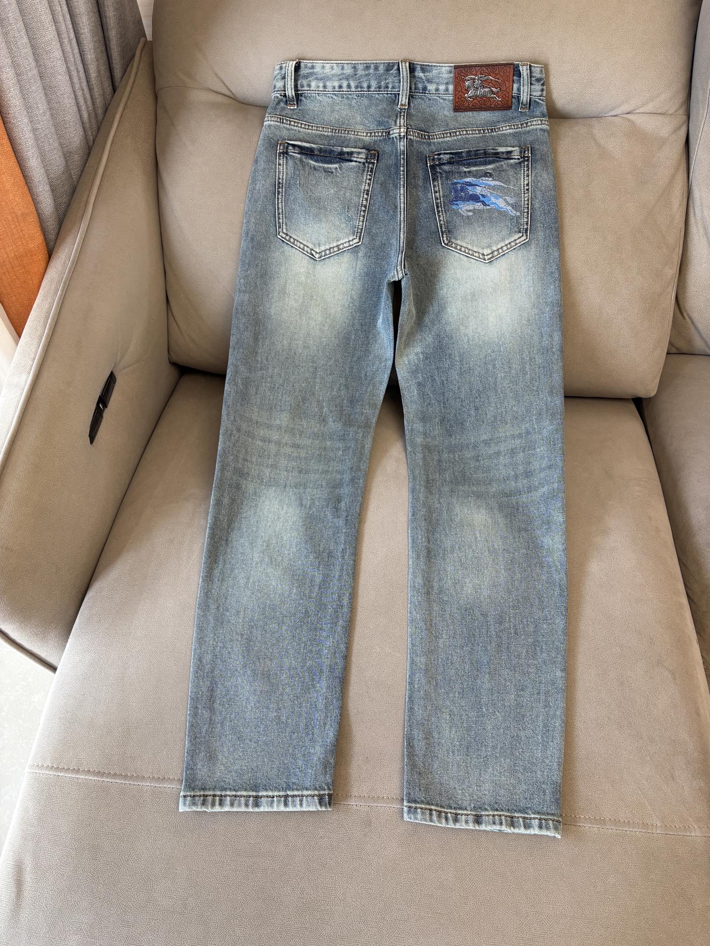 专柜🆕2026春夏设计推荐 热卖牛仔裤🆕柔软亲肤面料 奢华头层牛皮腰牌 经典蓝洗水 专柜限量款 奢华感订