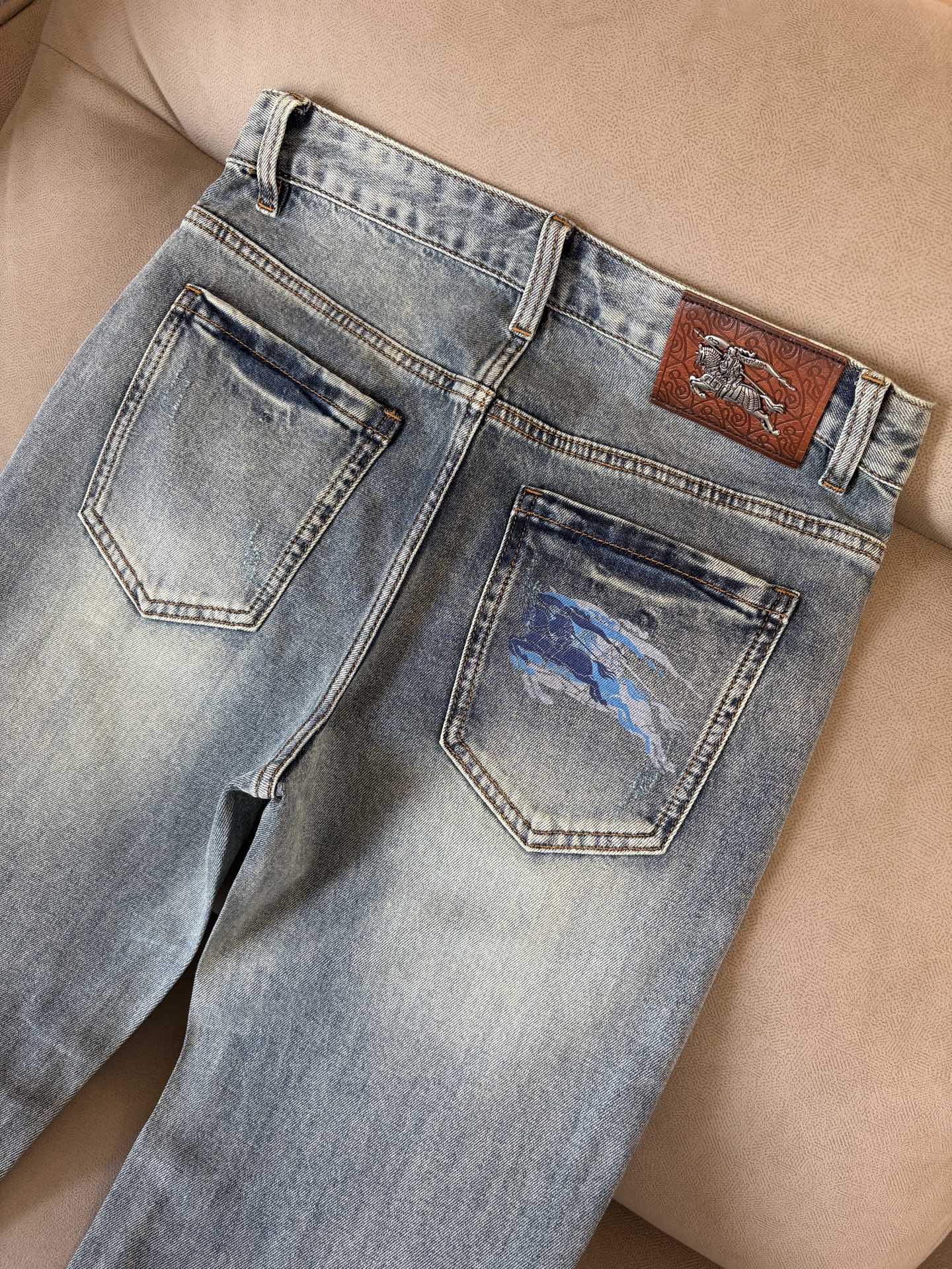 专柜🆕2026春夏设计推荐 热卖牛仔裤🆕柔软亲肤面料 奢华头层牛皮腰牌 经典蓝洗水 专柜限量款 奢华感订