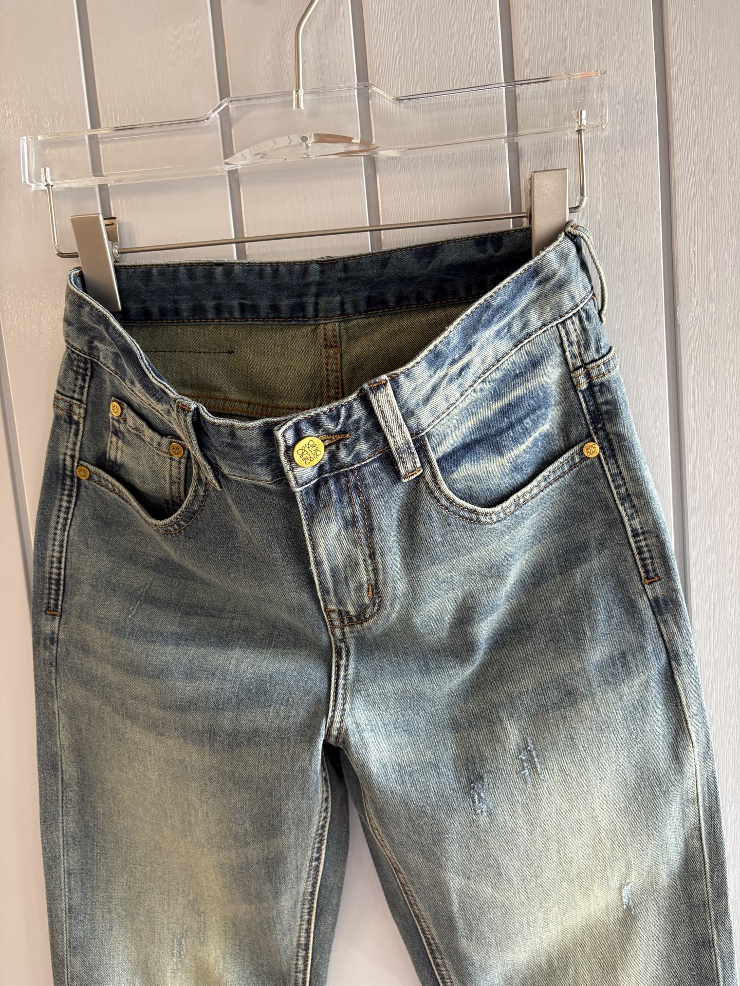 专柜🆕2026春夏设计推荐 热卖牛仔裤🆕柔软亲肤面料 奢华头层牛皮腰牌 经典蓝洗水 专柜限量款 奢华感订