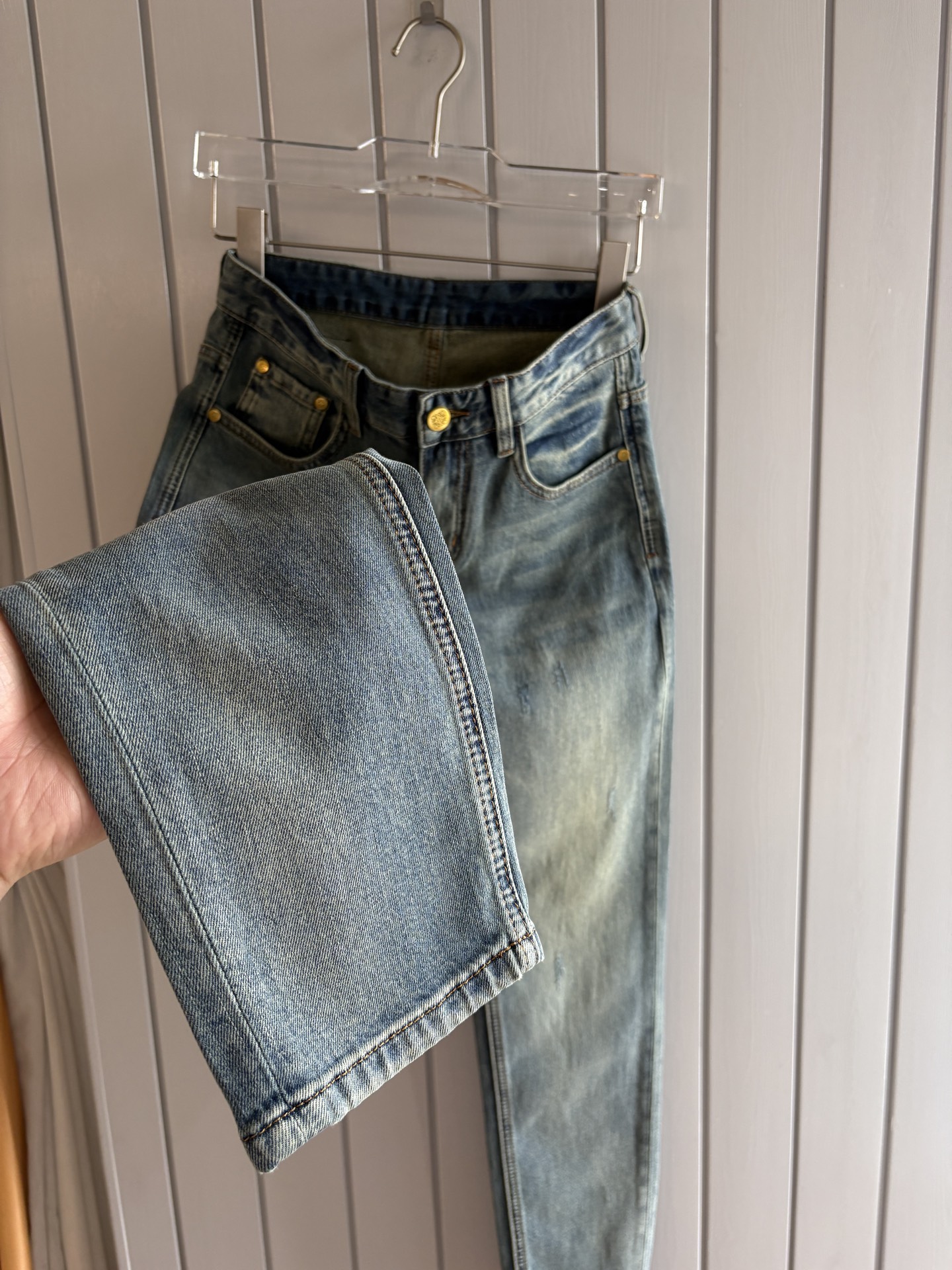 专柜🆕2026春夏设计推荐 热卖牛仔裤🆕柔软亲肤面料 奢华头层牛皮腰牌 经典蓝洗水 专柜限量款 奢华感订