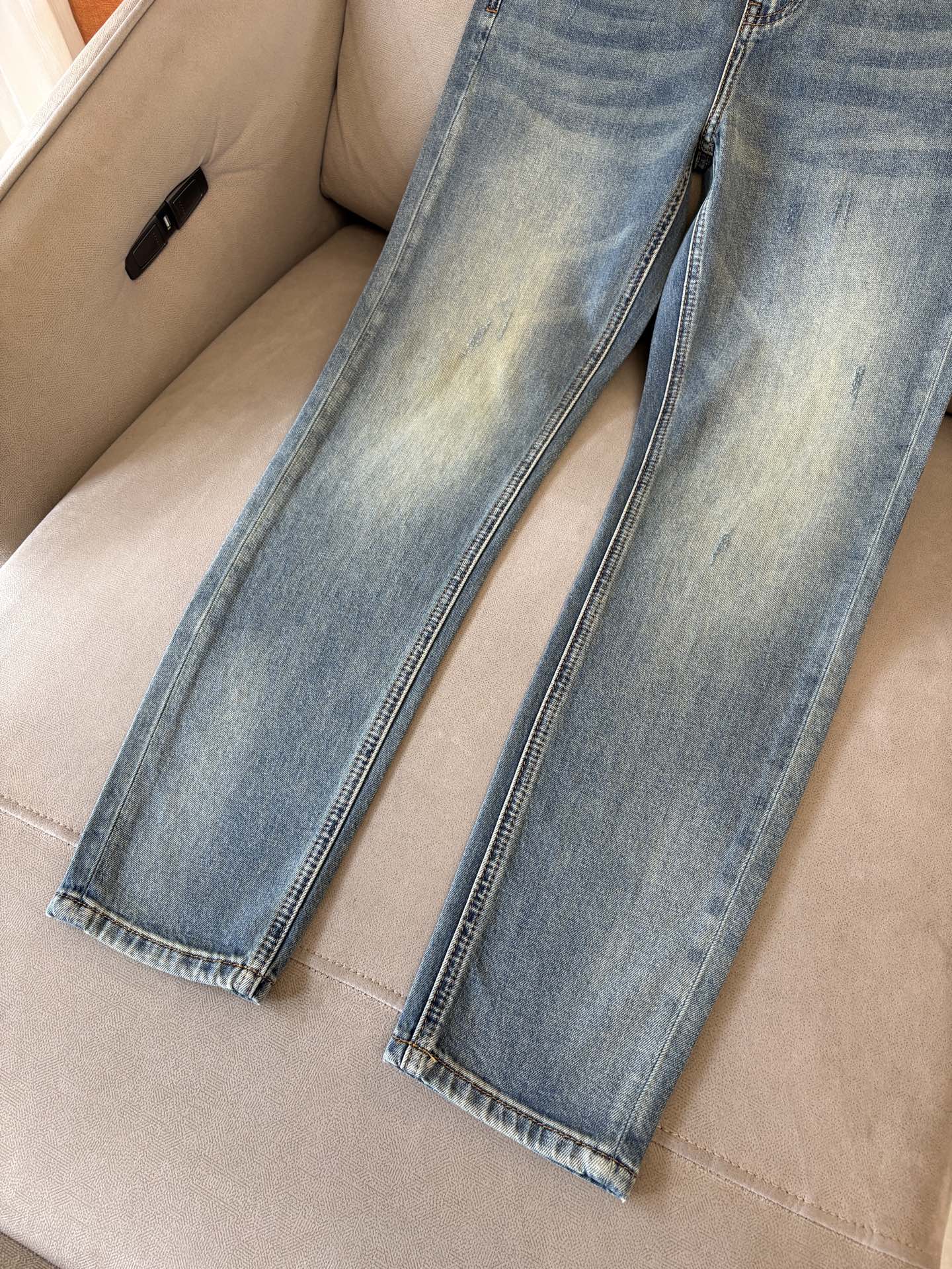 专柜🆕2026春夏设计推荐 热卖牛仔裤🆕柔软亲肤面料 奢华头层牛皮腰牌 经典蓝洗水 专柜限量款 奢华感订