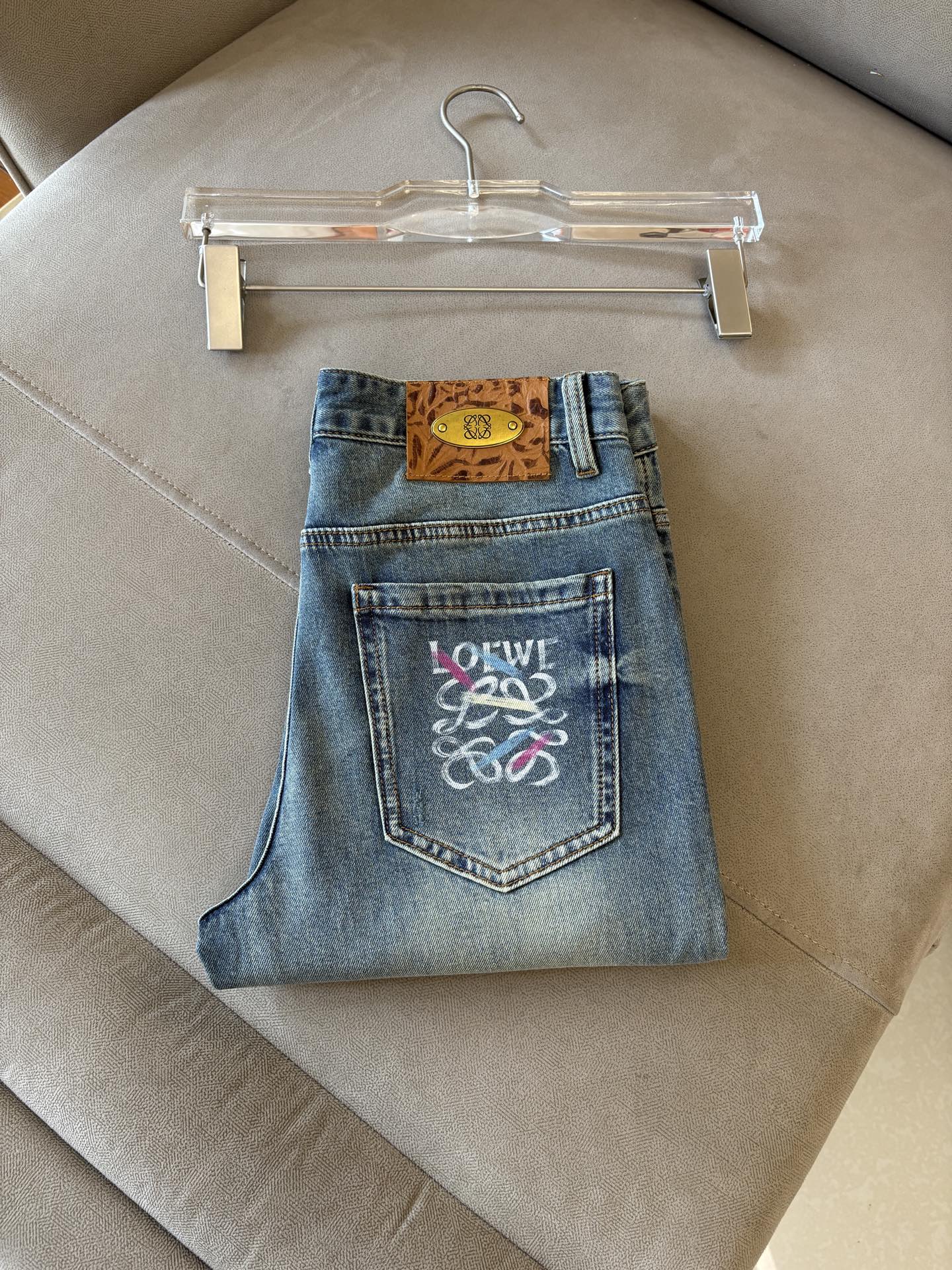 专柜🆕2026春夏设计推荐 热卖牛仔裤🆕柔软亲肤面料 奢华头层牛皮腰牌 经典蓝洗水 专柜限量款 奢华感订