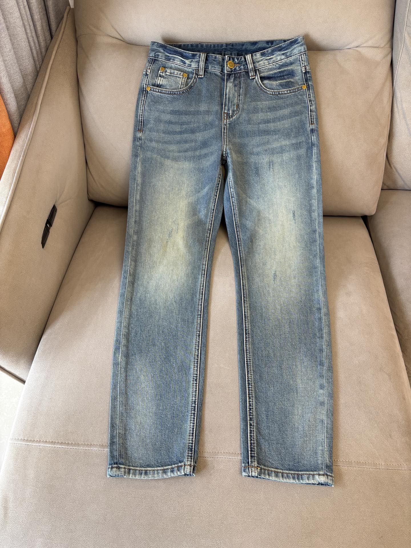 专柜🆕2026春夏设计推荐 热卖牛仔裤🆕柔软亲肤面料 奢华头层牛皮腰牌 经典蓝洗水 专柜限量款 奢华感订