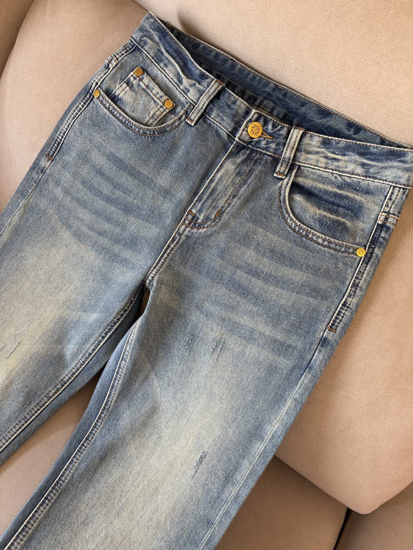 专柜🆕2026春夏设计推荐 热卖牛仔裤🆕柔软亲肤面料 奢华头层牛皮腰牌 经典蓝洗水 专柜限量款 奢华感订