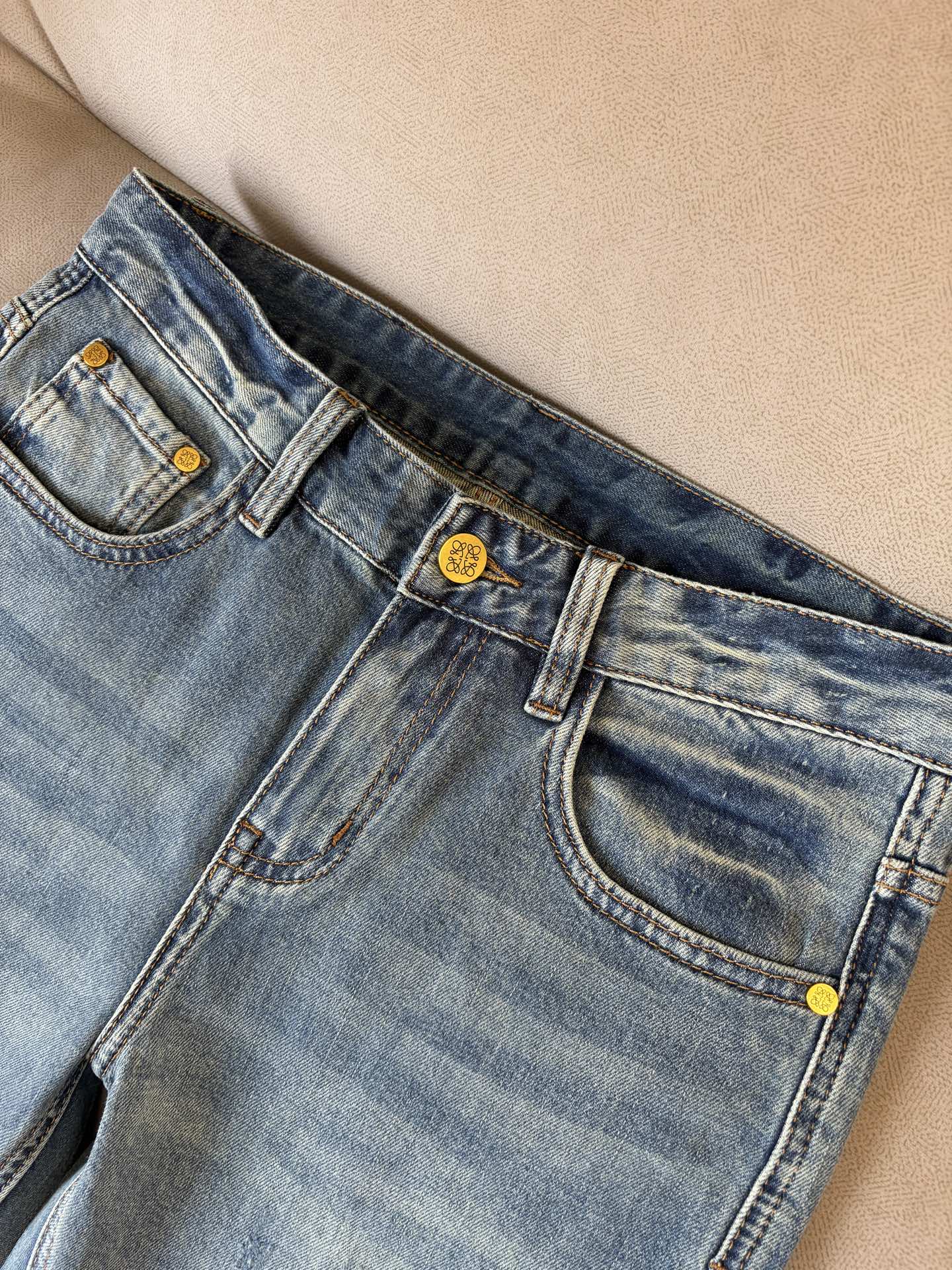 专柜🆕2026春夏设计推荐 热卖牛仔裤🆕柔软亲肤面料 奢华头层牛皮腰牌 经典蓝洗水 专柜限量款 奢华感订