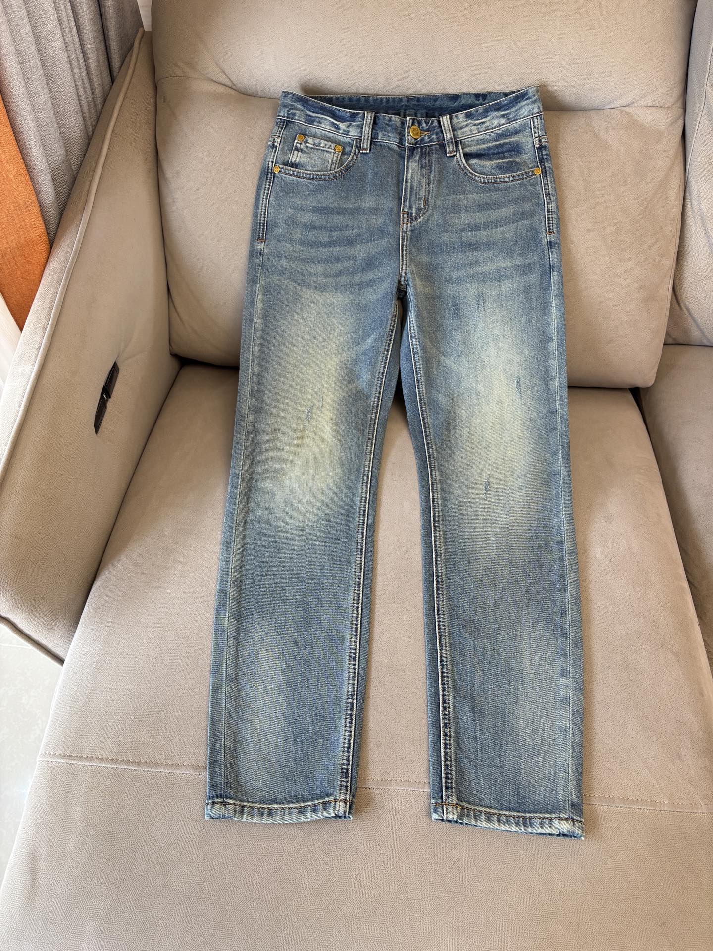 专柜🆕2026春夏设计推荐 热卖牛仔裤🆕柔软亲肤面料 奢华头层牛皮腰牌 经典蓝洗水 专柜限量款 奢华感订