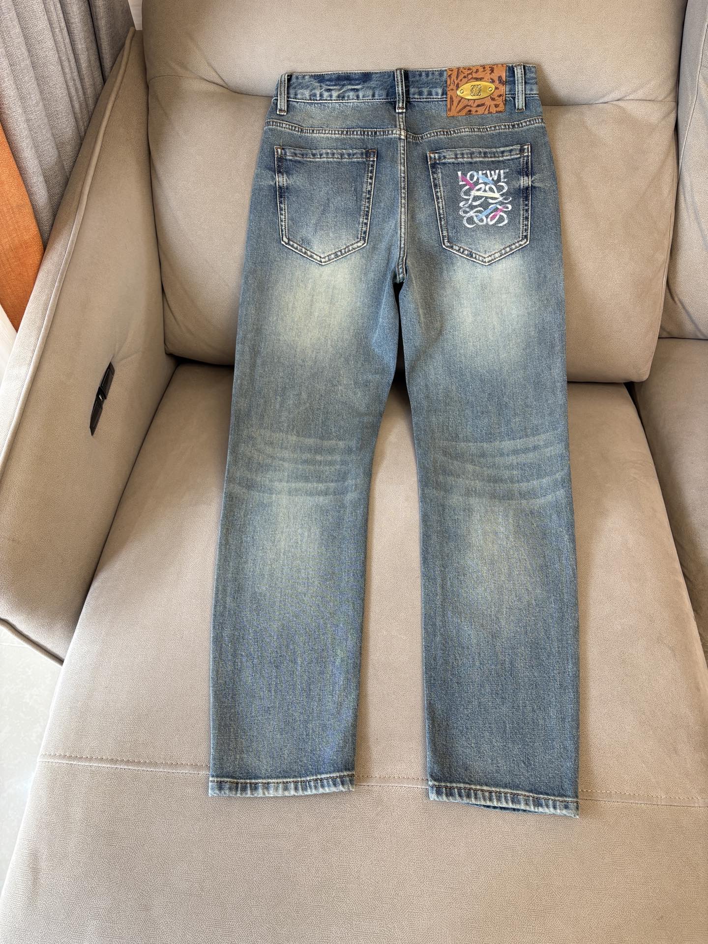 专柜🆕2026春夏设计推荐 热卖牛仔裤🆕柔软亲肤面料 奢华头层牛皮腰牌 经典蓝洗水 专柜限量款 奢华感订