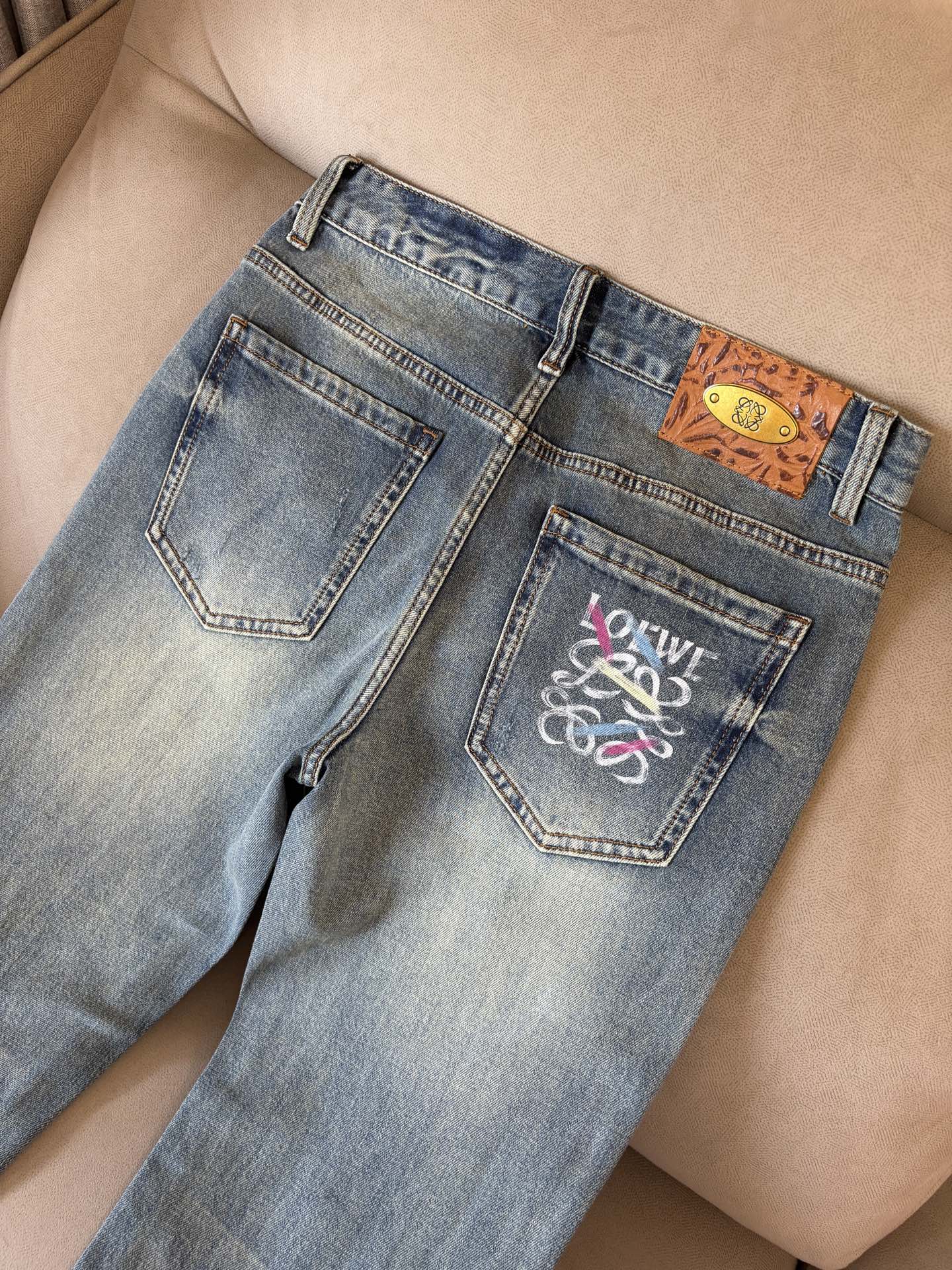 专柜🆕2026春夏设计推荐 热卖牛仔裤🆕柔软亲肤面料 奢华头层牛皮腰牌 经典蓝洗水 专柜限量款 奢华感订