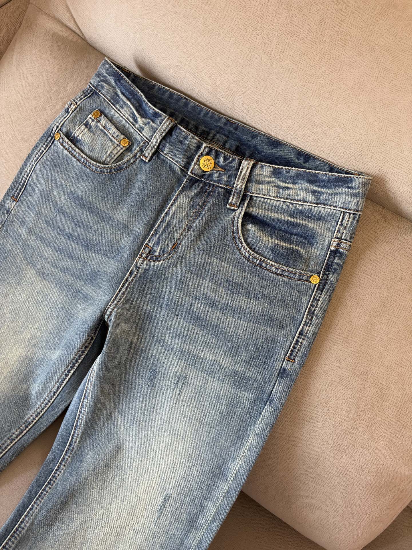 专柜🆕2026春夏设计推荐 热卖牛仔裤🆕柔软亲肤面料 奢华头层牛皮腰牌 经典蓝洗水 专柜限量款 奢华感订