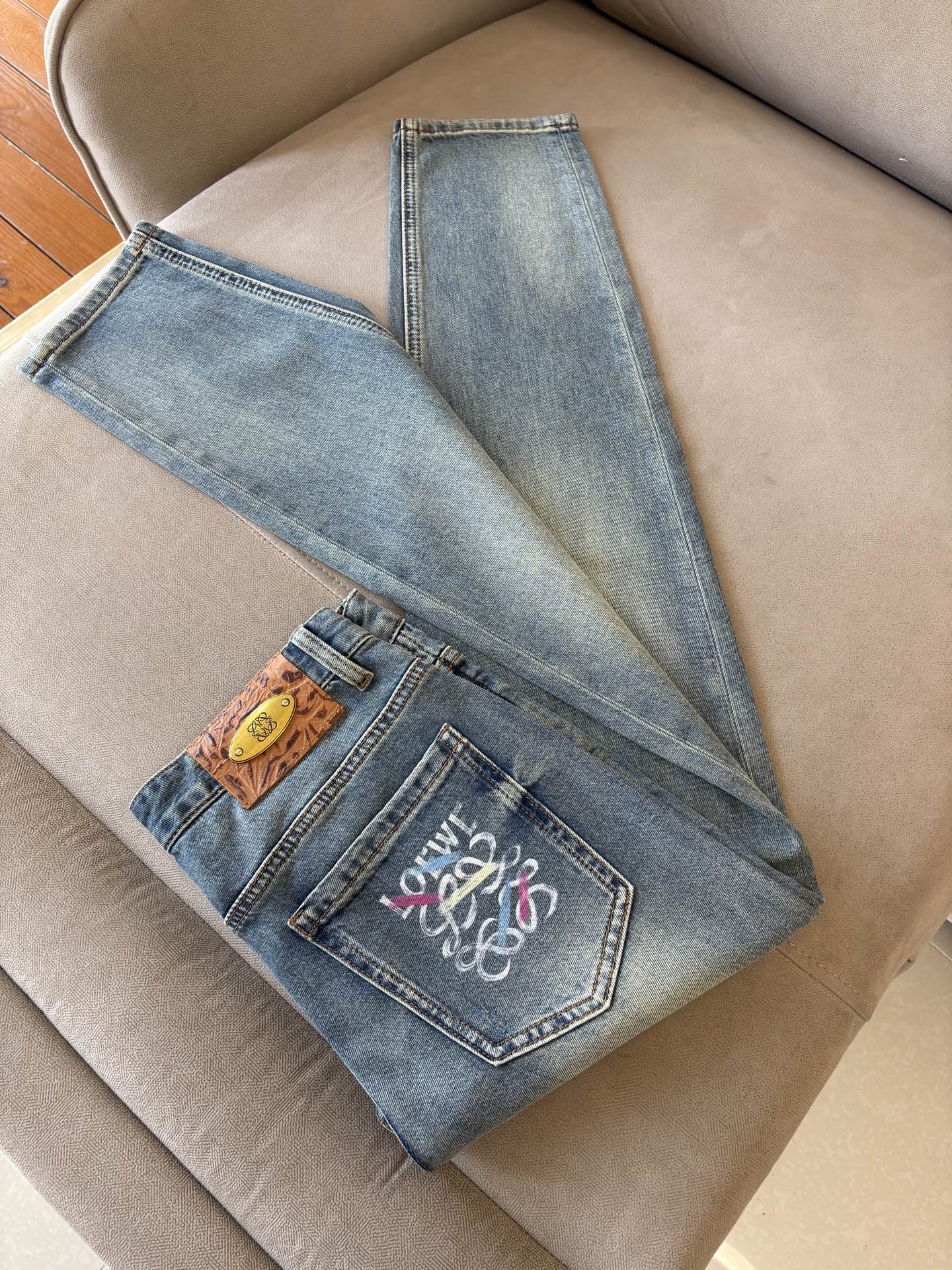 专柜🆕2026春夏设计推荐 热卖牛仔裤🆕柔软亲肤面料 奢华头层牛皮腰牌 经典蓝洗水 专柜限量款 奢华感订