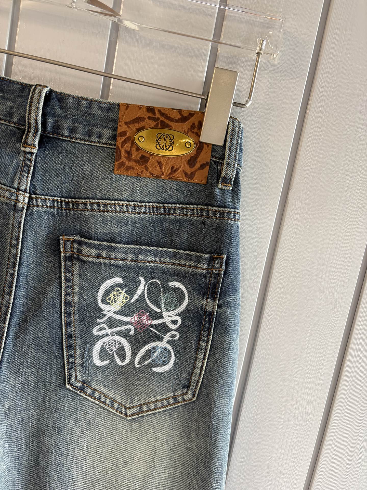 专柜🆕2026春夏设计推荐 热卖牛仔裤🆕柔软亲肤面料 奢华头层牛皮腰牌 经典蓝洗水 专柜限量款 奢华感订