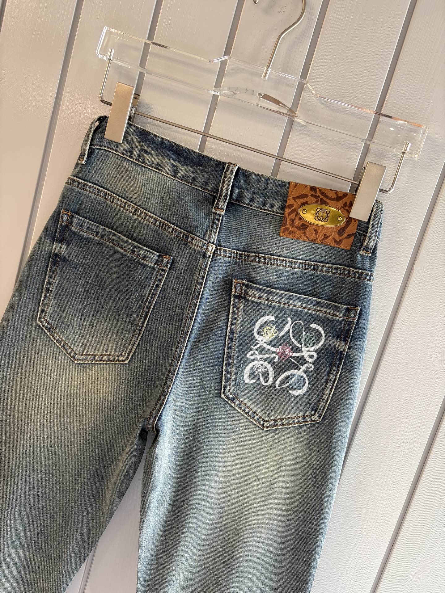 专柜🆕2026春夏设计推荐 热卖牛仔裤🆕柔软亲肤面料 奢华头层牛皮腰牌 经典蓝洗水 专柜限量款 奢华感订