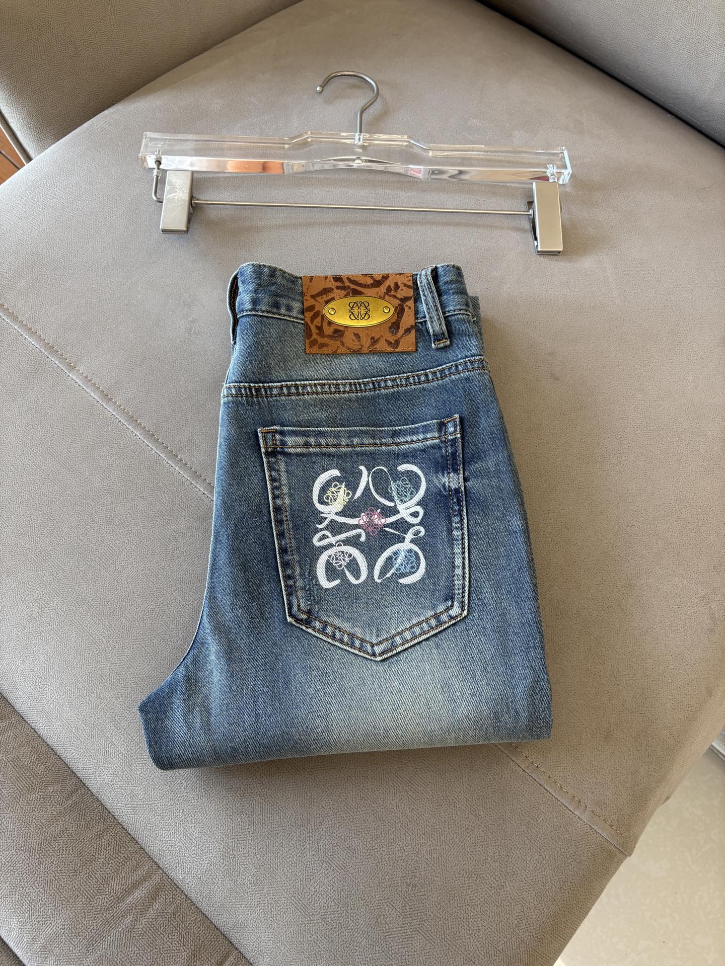 专柜🆕2026春夏设计推荐 热卖牛仔裤🆕柔软亲肤面料 奢华头层牛皮腰牌 经典蓝洗水 专柜限量款 奢华感订