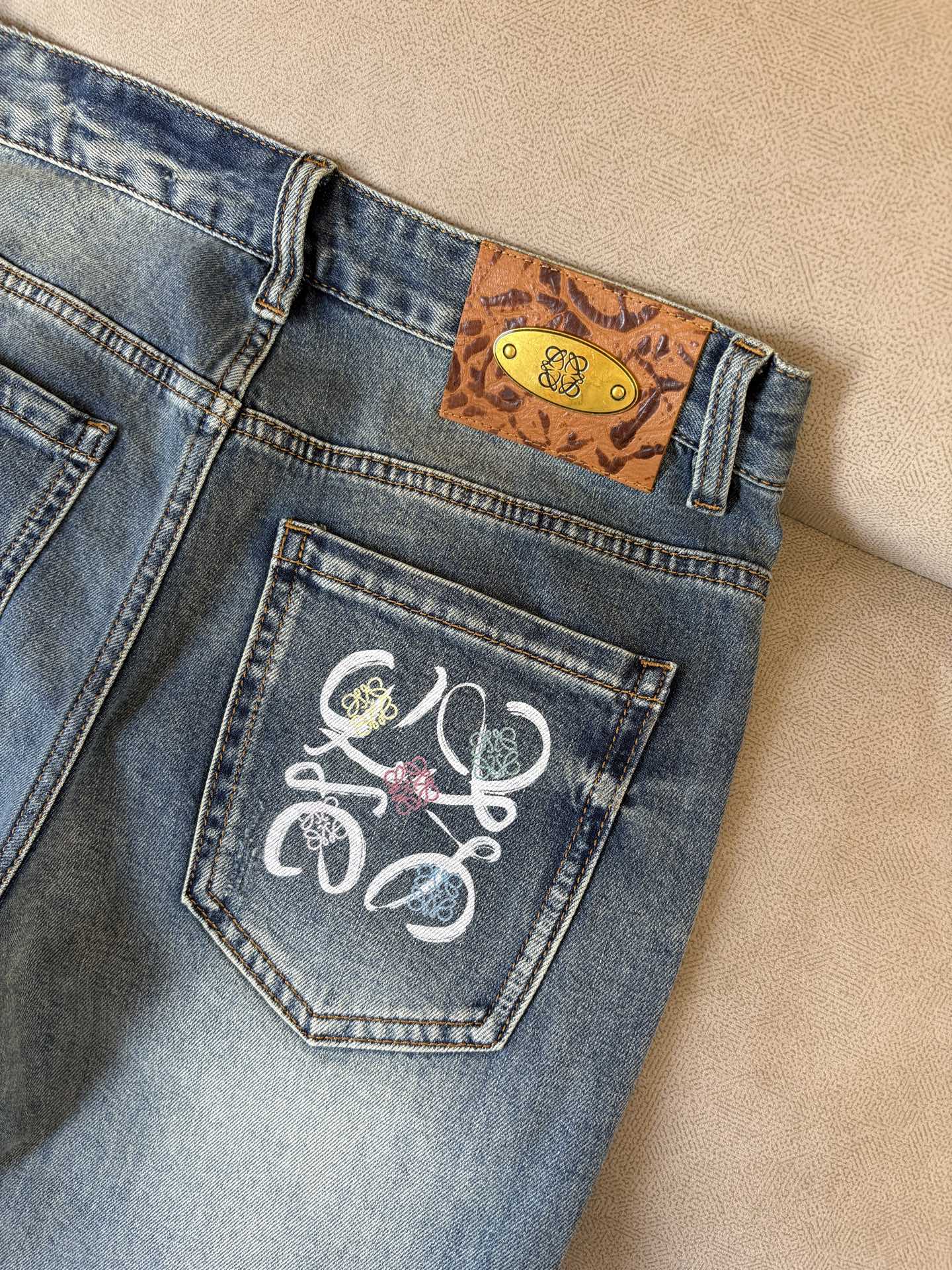 专柜🆕2026春夏设计推荐 热卖牛仔裤🆕柔软亲肤面料 奢华头层牛皮腰牌 经典蓝洗水 专柜限量款 奢华感订