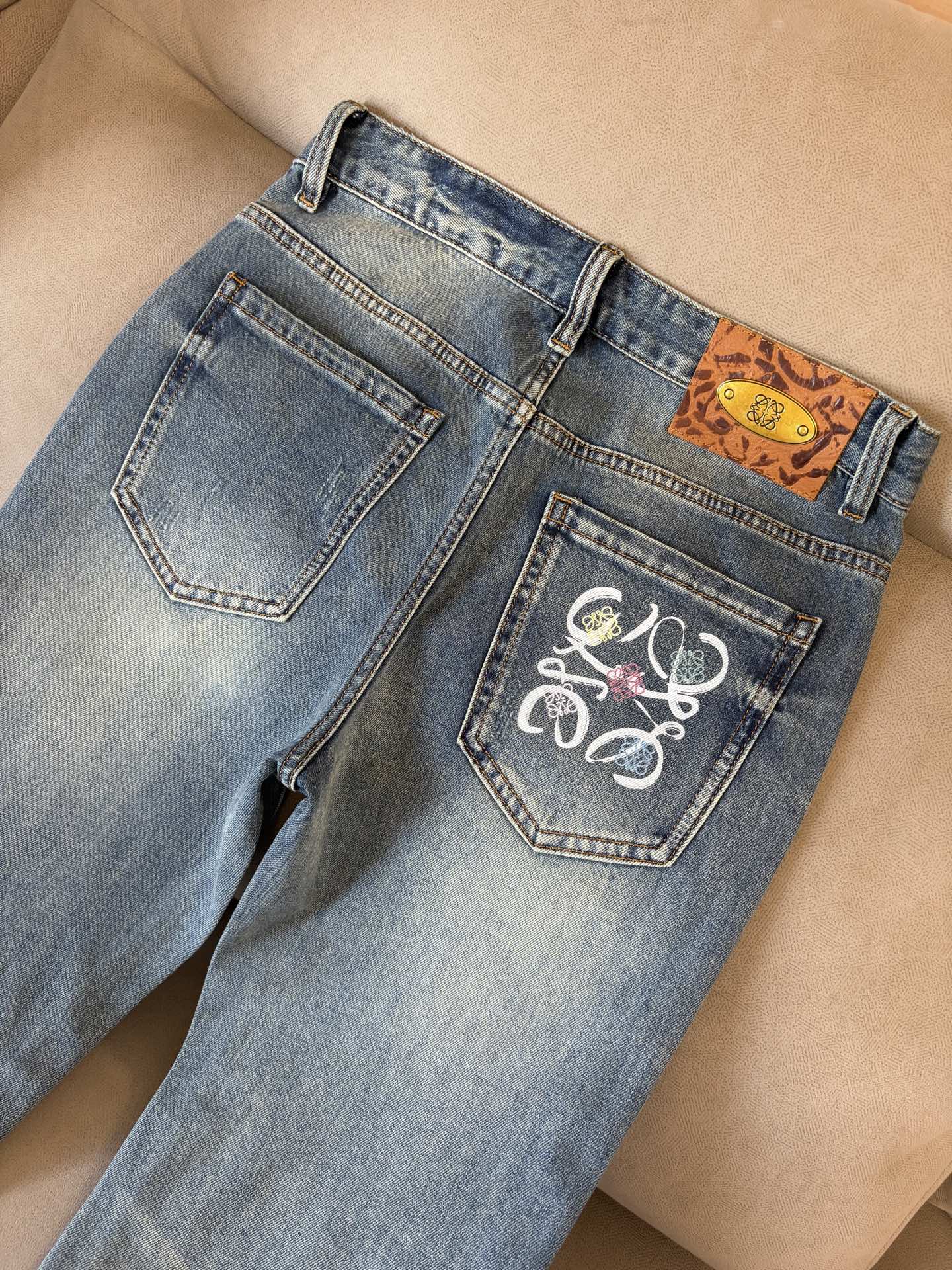 专柜🆕2026春夏设计推荐 热卖牛仔裤🆕柔软亲肤面料 奢华头层牛皮腰牌 经典蓝洗水 专柜限量款 奢华感订