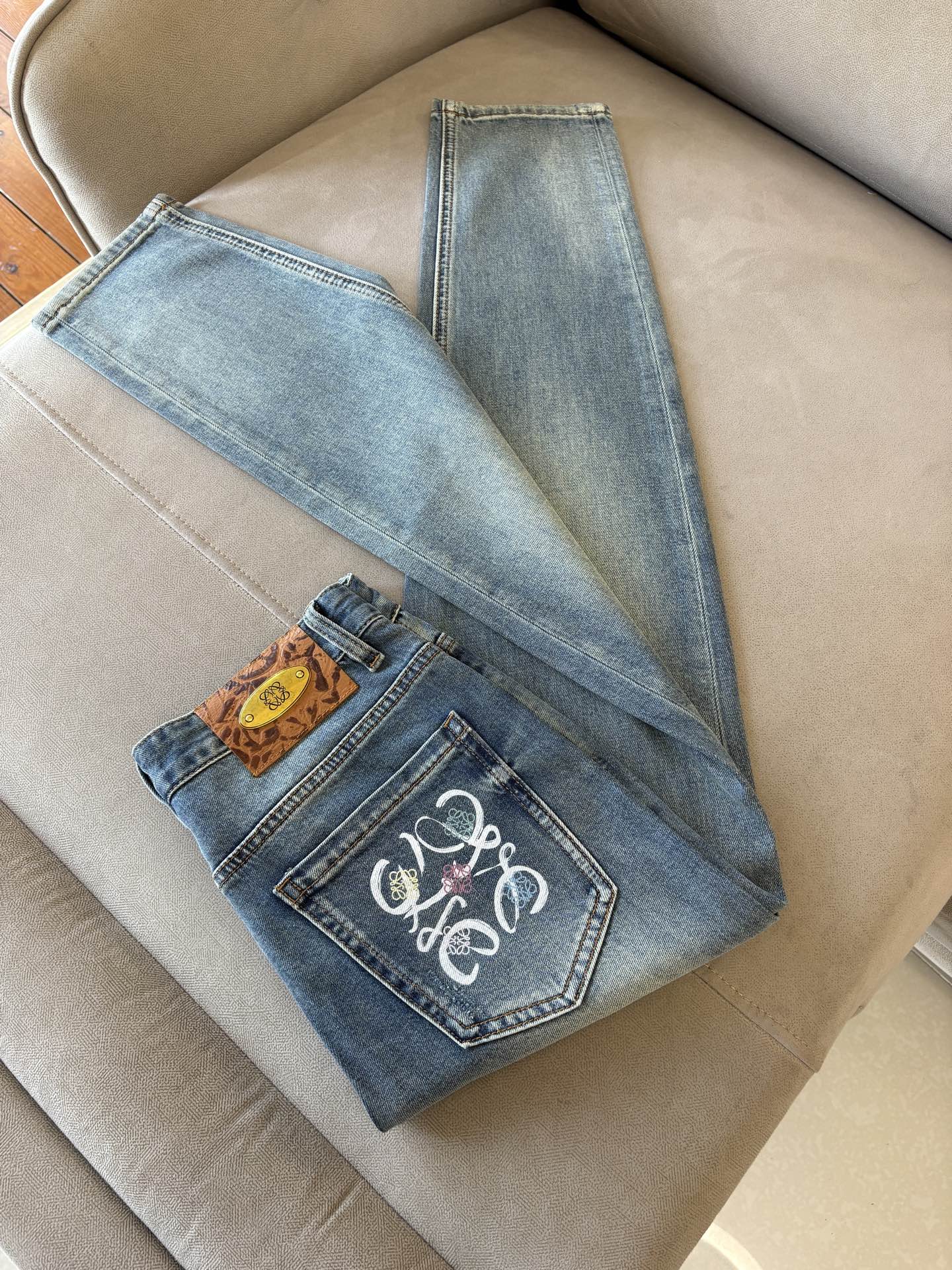 专柜🆕2026春夏设计推荐 热卖牛仔裤🆕柔软亲肤面料 奢华头层牛皮腰牌 经典蓝洗水 专柜限量款 奢华感订