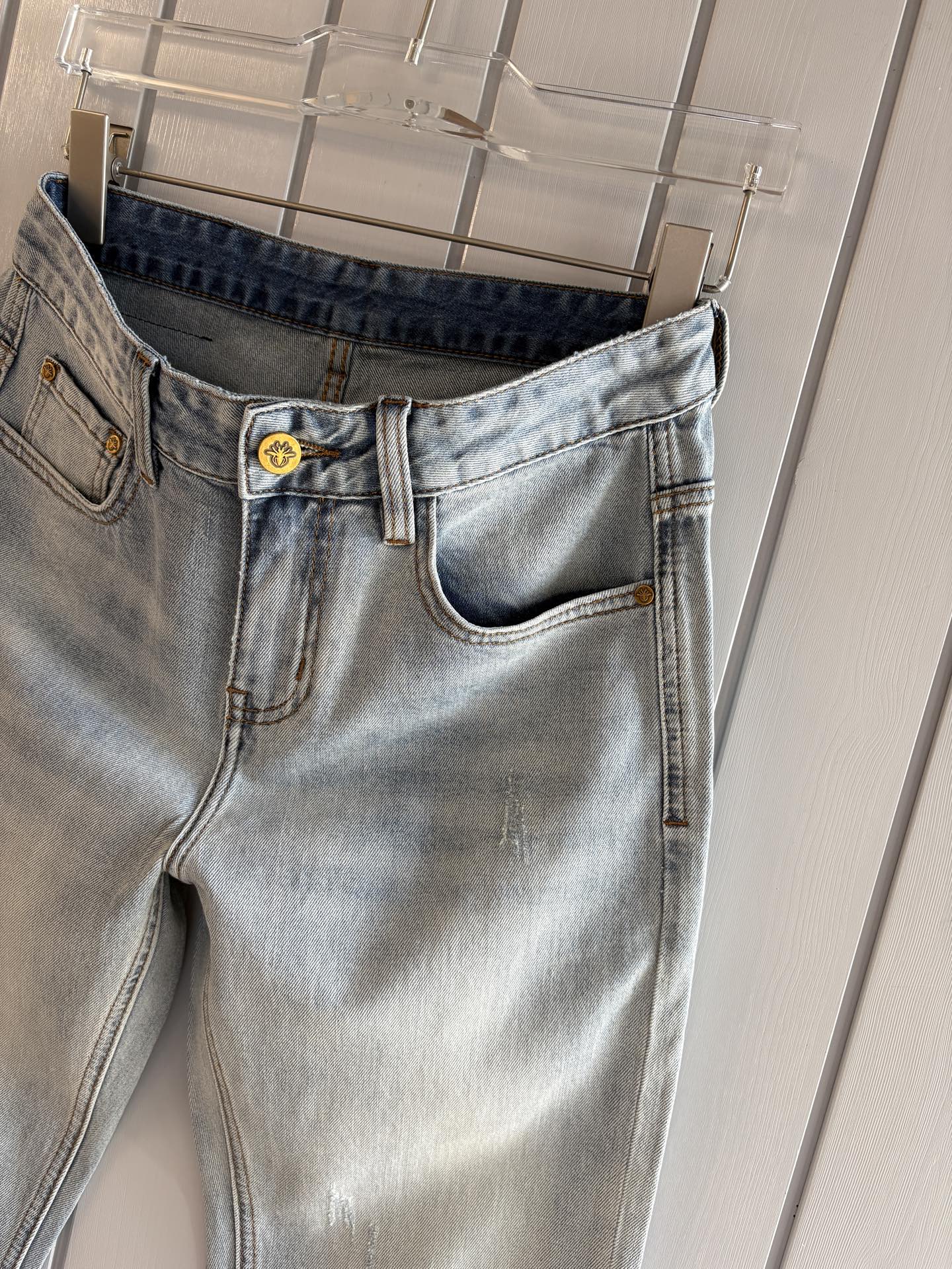 专柜🆕2026春夏设计推荐 热卖牛仔裤🆕柔软亲肤面料 奢华头层牛皮腰牌 经典蓝洗水 专柜限量款 奢华感订