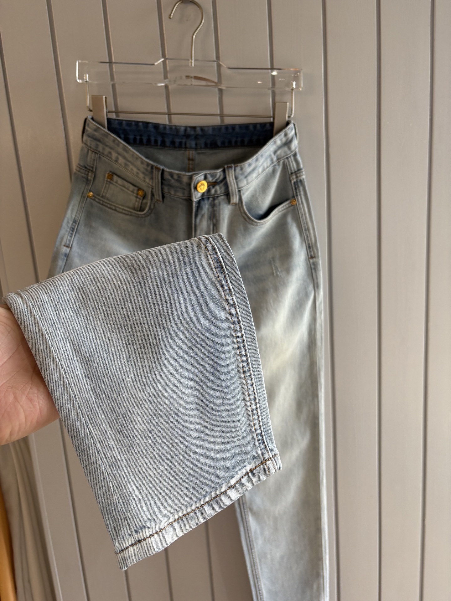 专柜🆕2026春夏设计推荐 热卖牛仔裤🆕柔软亲肤面料 奢华头层牛皮腰牌 经典蓝洗水 专柜限量款 奢华感订