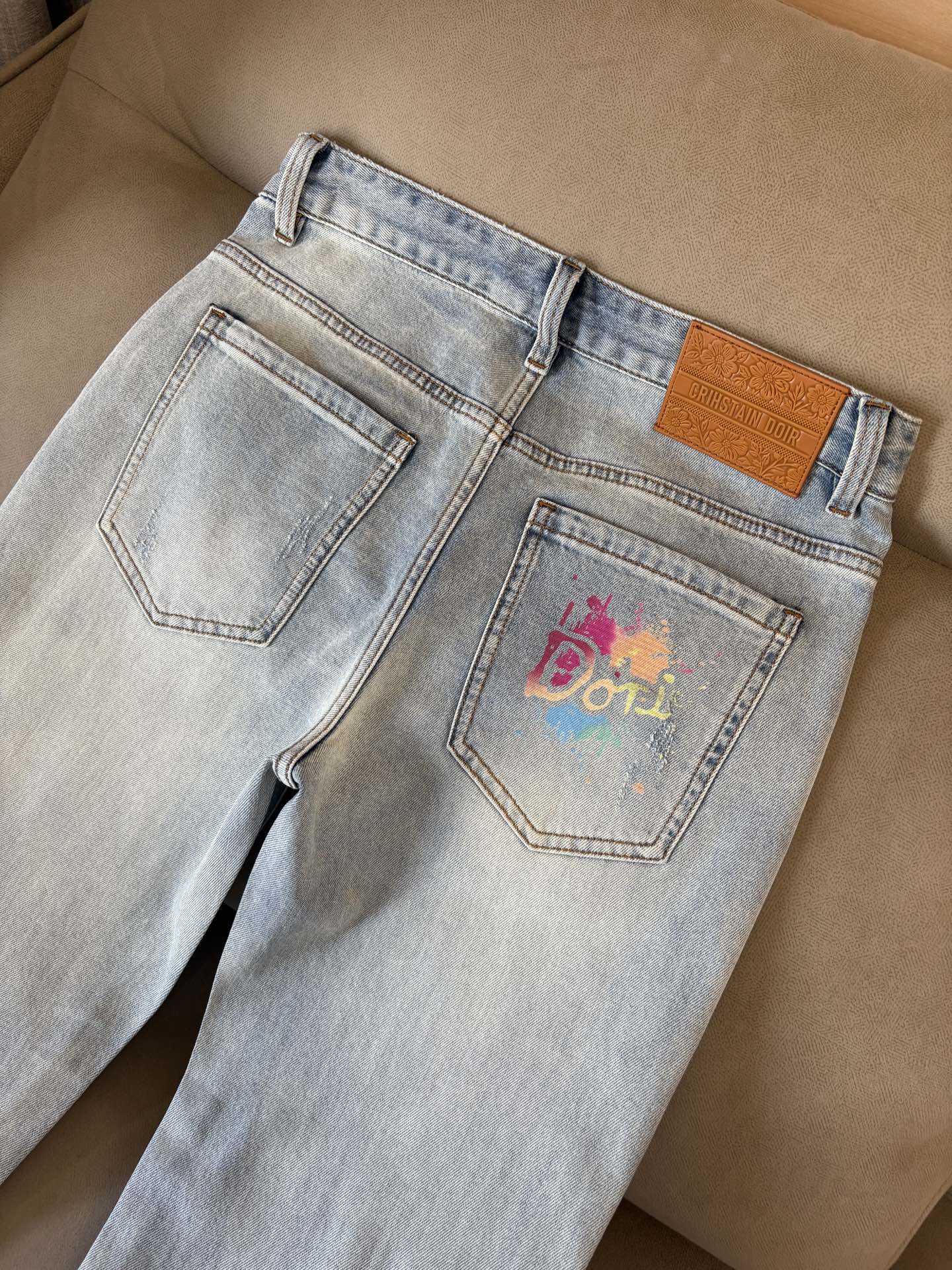 专柜🆕2026春夏设计推荐 热卖牛仔裤🆕柔软亲肤面料 奢华头层牛皮腰牌 经典蓝洗水 专柜限量款 奢华感订