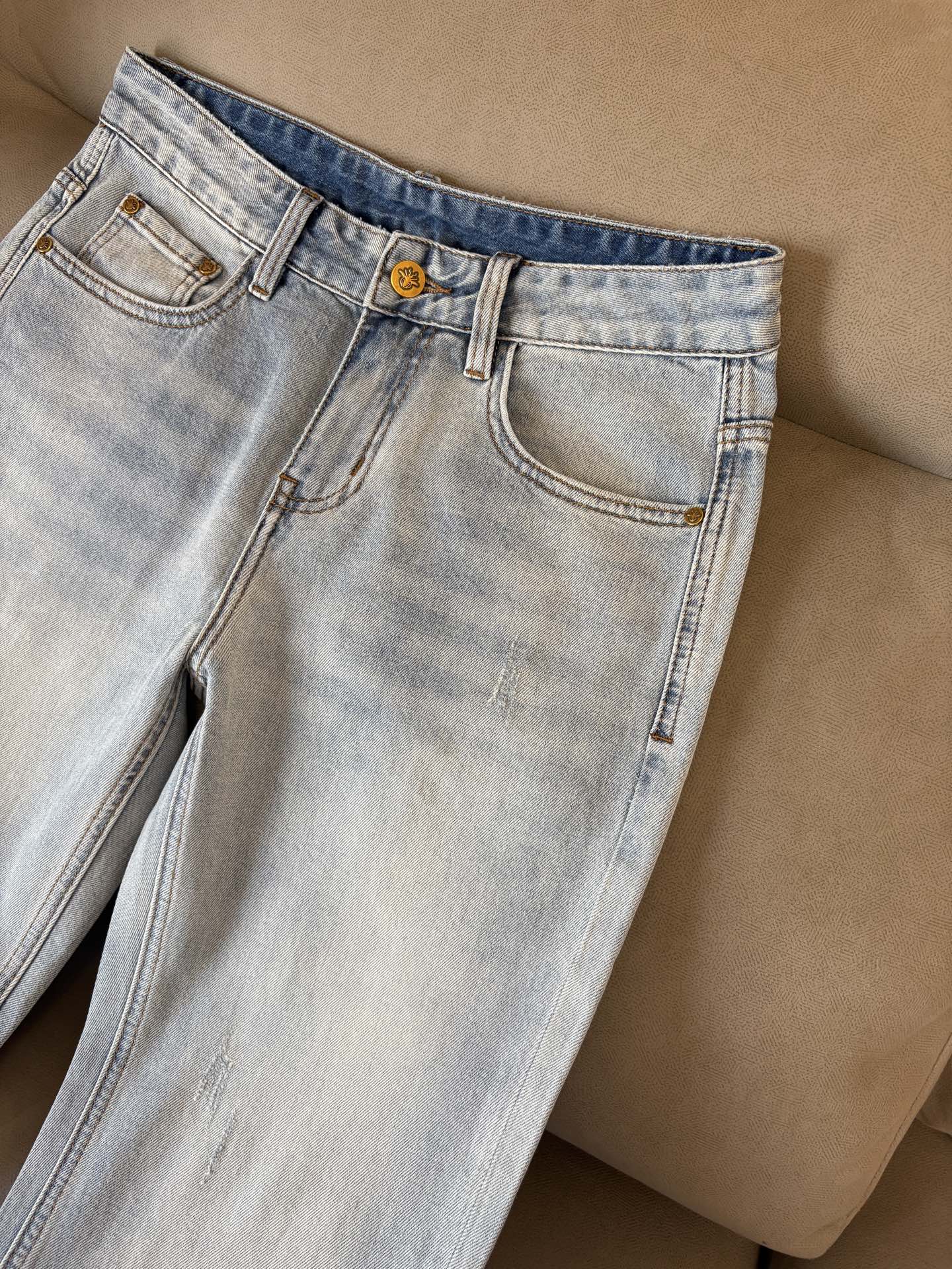 专柜🆕2026春夏设计推荐 热卖牛仔裤🆕柔软亲肤面料 奢华头层牛皮腰牌 经典蓝洗水 专柜限量款 奢华感订