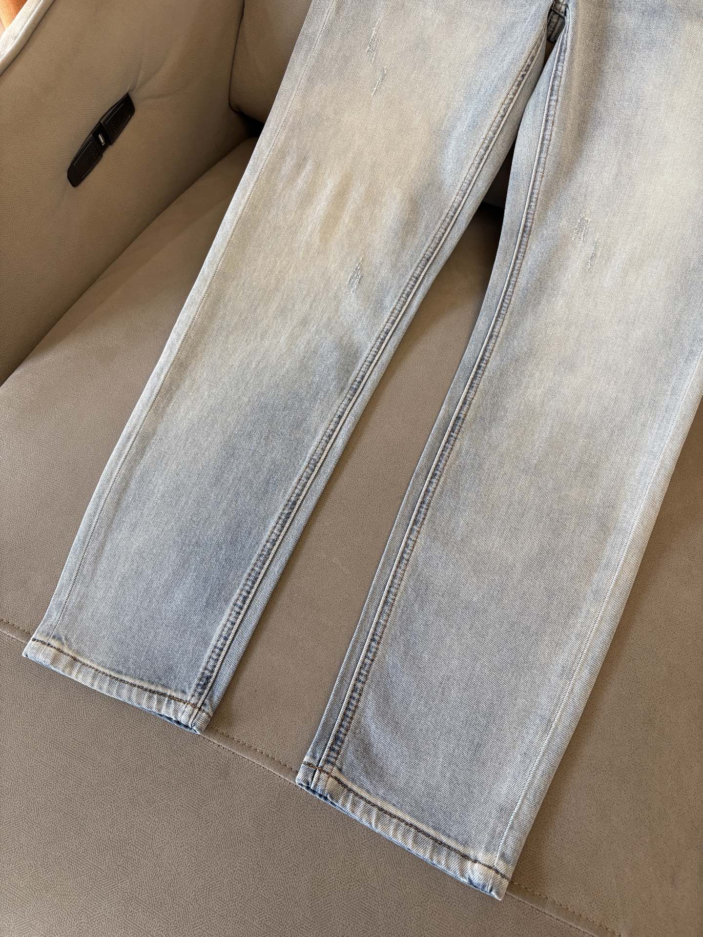 专柜🆕2026春夏设计推荐 热卖牛仔裤🆕柔软亲肤面料 奢华头层牛皮腰牌 经典蓝洗水 专柜限量款 奢华感订