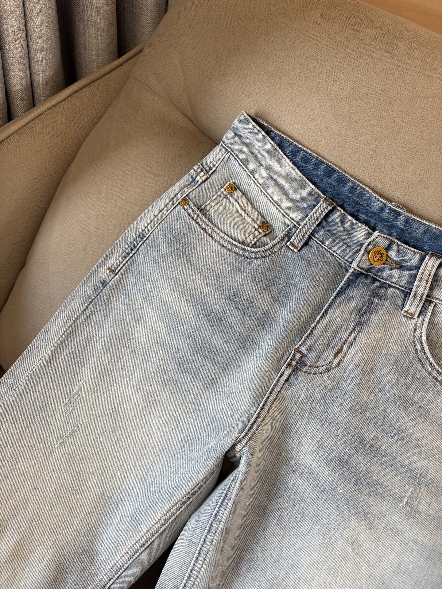 专柜🆕2026春夏设计推荐 热卖牛仔裤🆕柔软亲肤面料 奢华头层牛皮腰牌 经典蓝洗水 专柜限量款 奢华感订