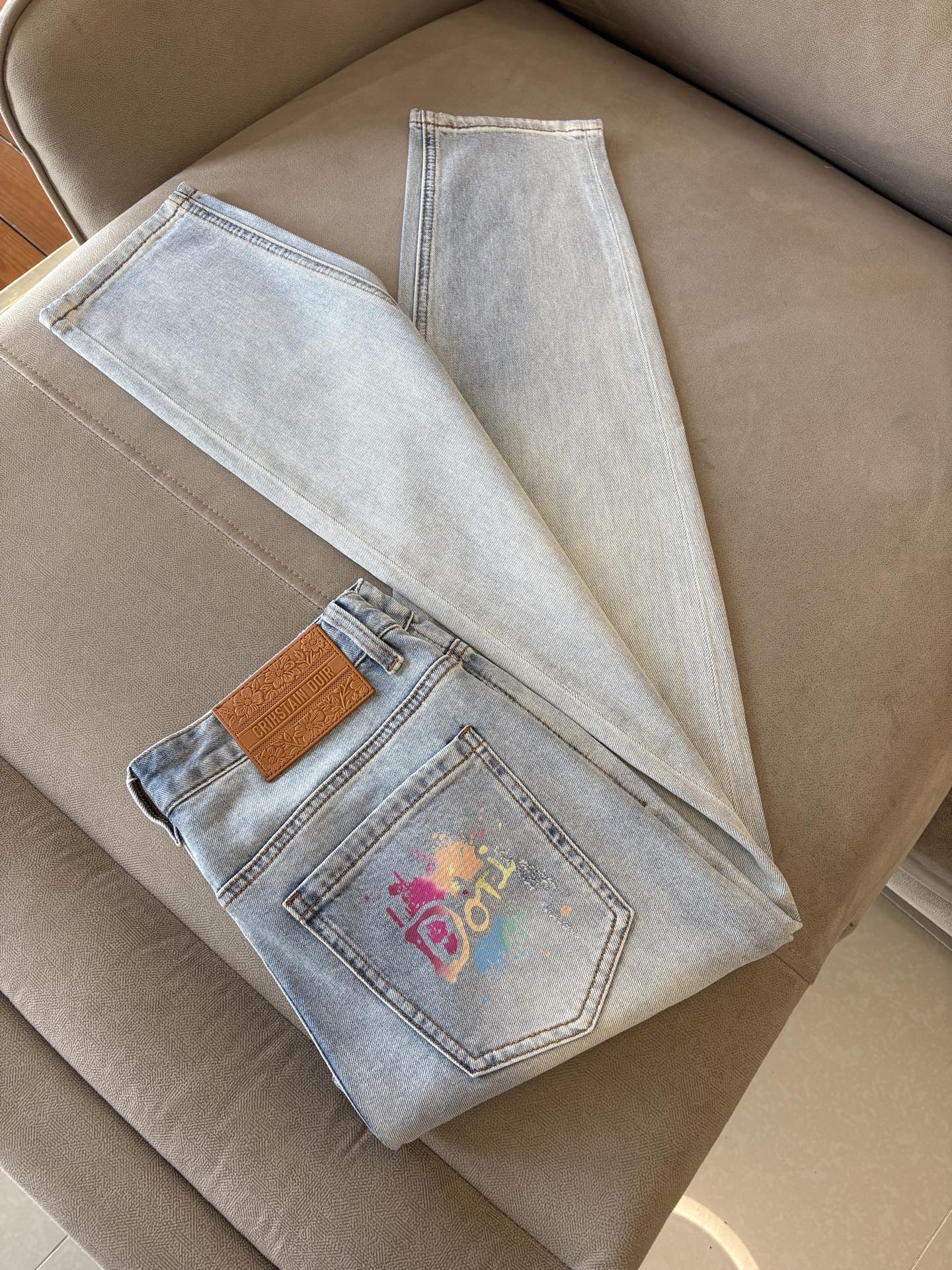 专柜🆕2026春夏设计推荐 热卖牛仔裤🆕柔软亲肤面料 奢华头层牛皮腰牌 经典蓝洗水 专柜限量款 奢华感订