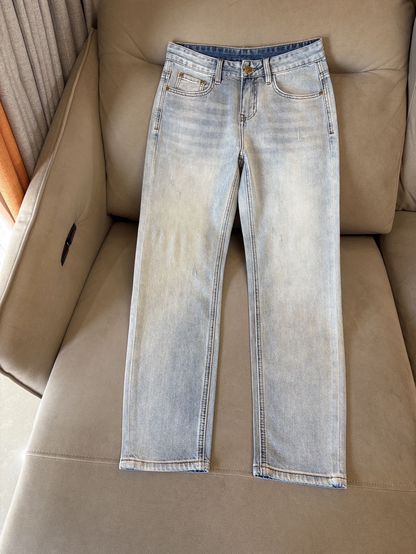 专柜🆕2026春夏设计推荐 热卖牛仔裤🆕柔软亲肤面料 奢华头层牛皮腰牌 经典蓝洗水 专柜限量款 奢华感订