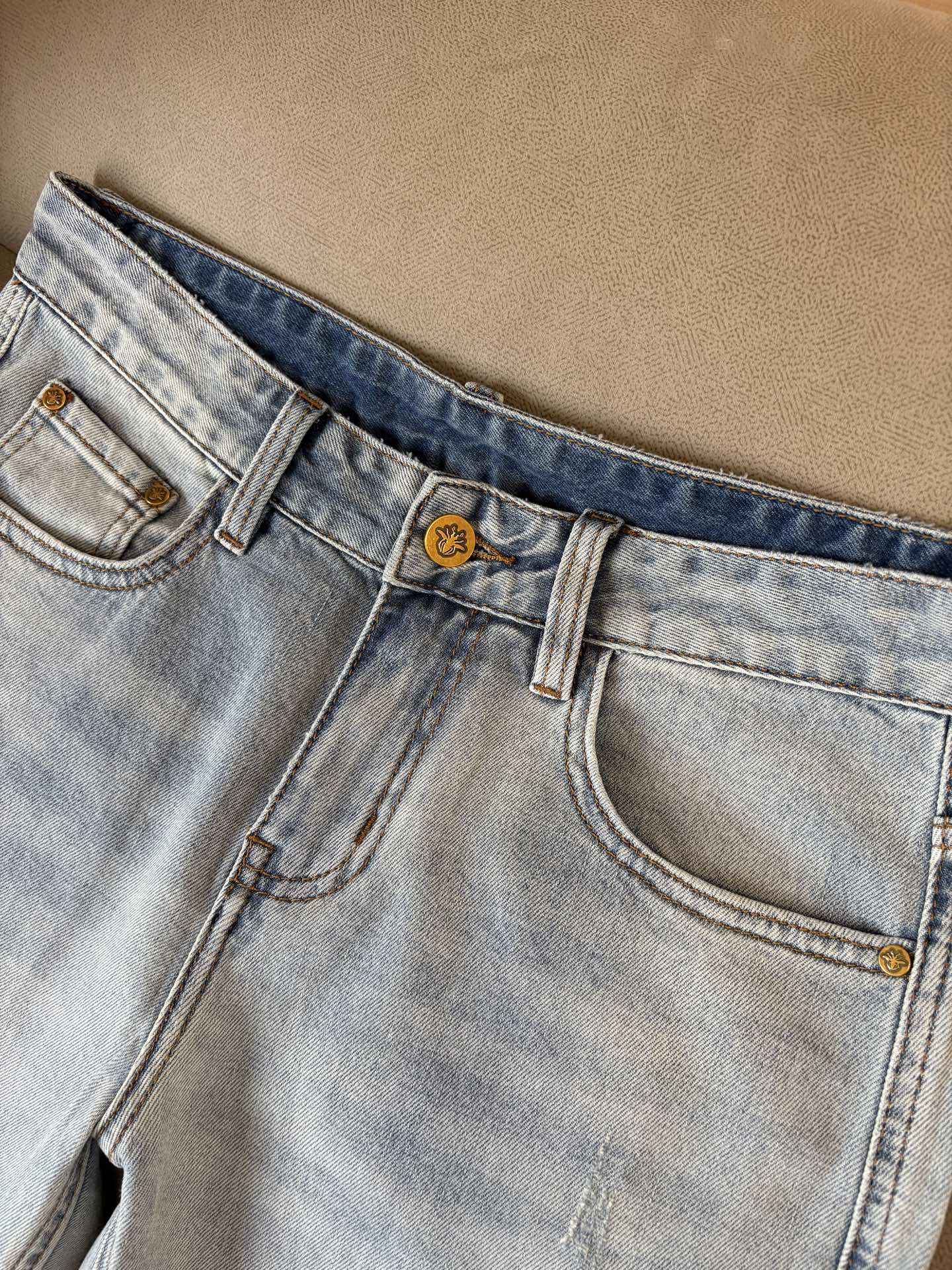 专柜🆕2026春夏设计推荐 热卖牛仔裤🆕柔软亲肤面料 奢华头层牛皮腰牌 经典蓝洗水 专柜限量款 奢华感订