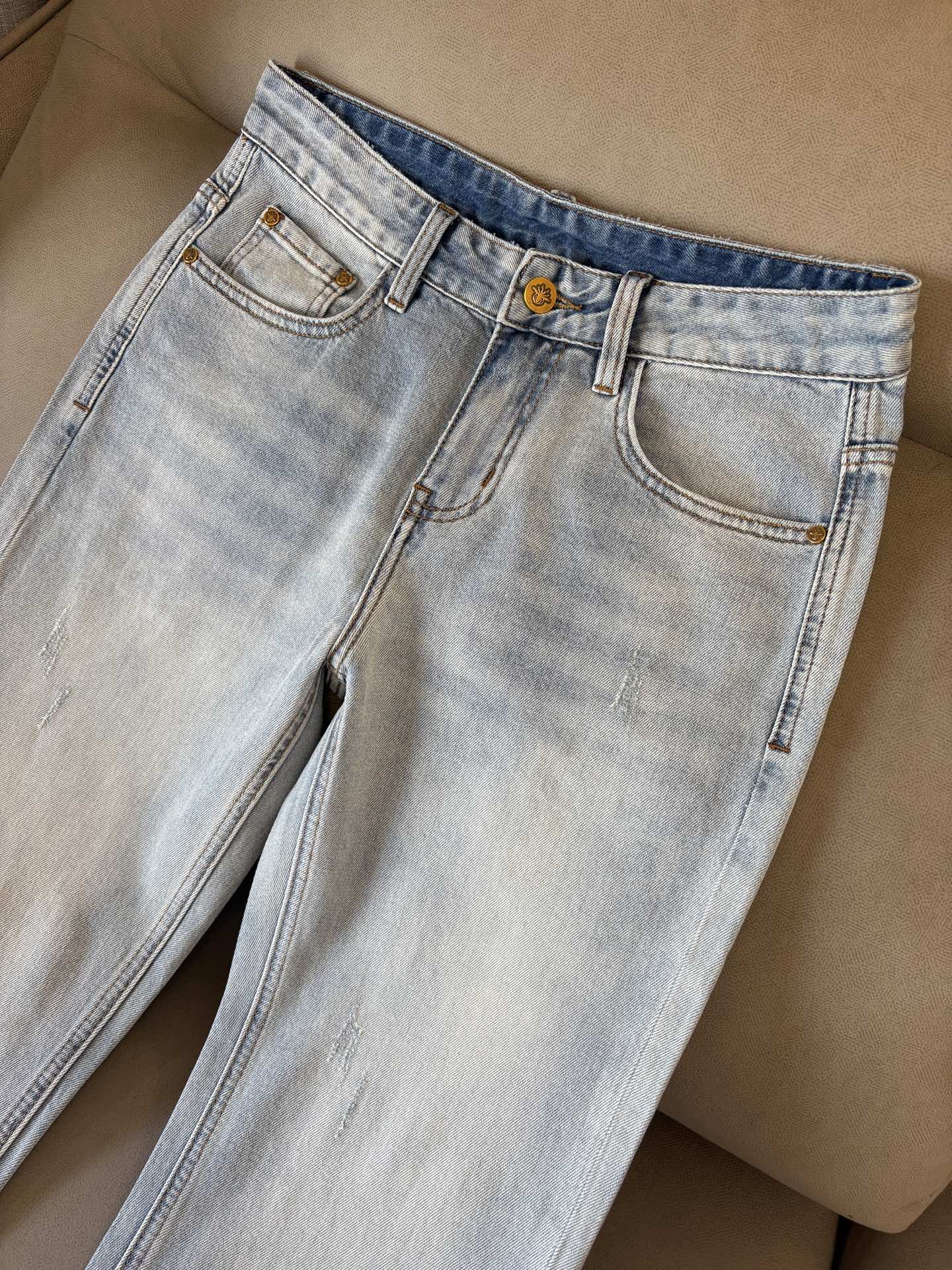 专柜🆕2026春夏设计推荐 热卖牛仔裤🆕柔软亲肤面料 奢华头层牛皮腰牌 经典蓝洗水 专柜限量款 奢华感订