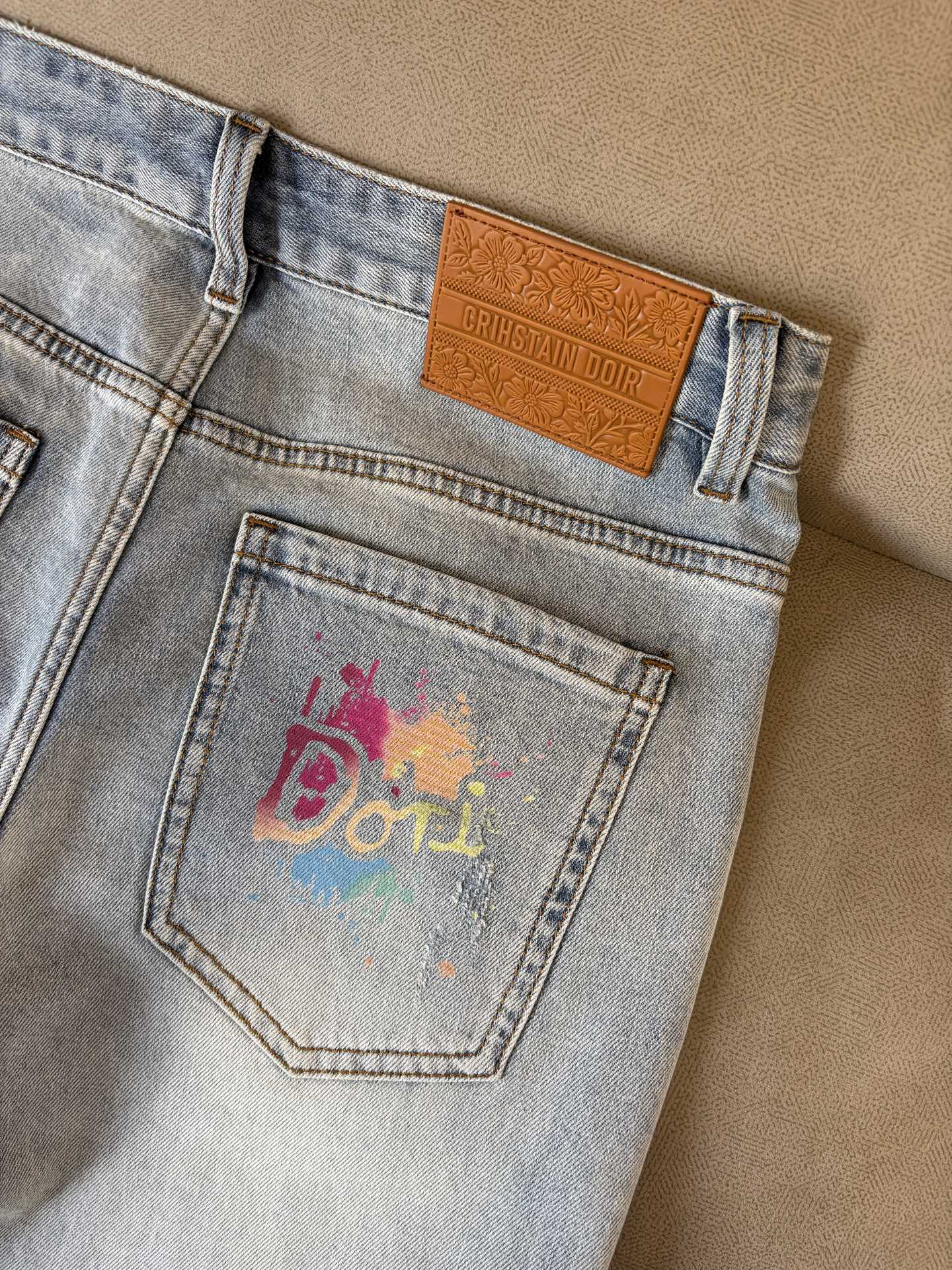 专柜🆕2026春夏设计推荐 热卖牛仔裤🆕柔软亲肤面料 奢华头层牛皮腰牌 经典蓝洗水 专柜限量款 奢华感订