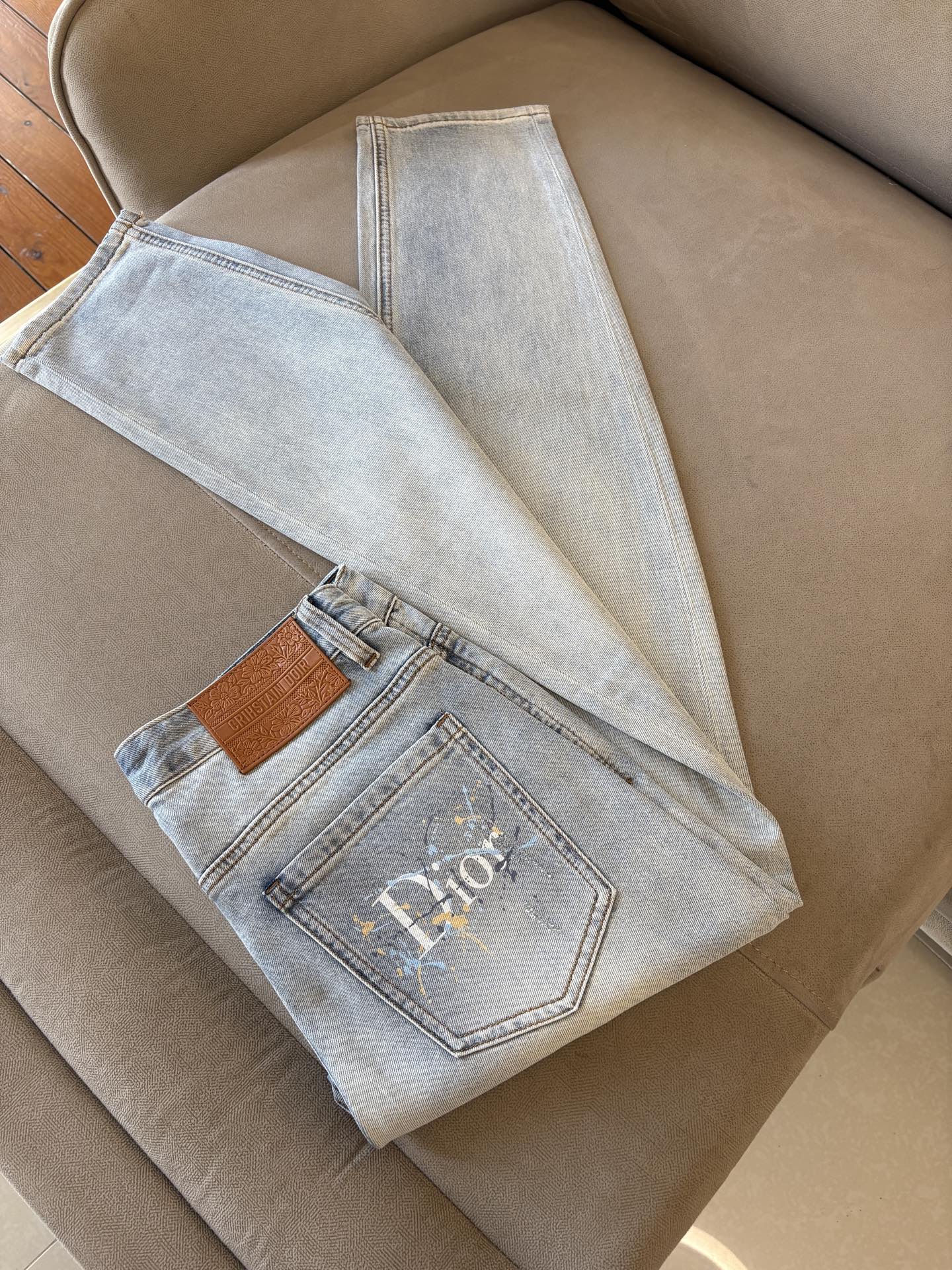 专柜🆕2026春夏设计推荐 热卖牛仔裤🆕柔软亲肤面料 奢华头层牛皮腰牌 经典蓝洗水 专柜限量款 奢华感订