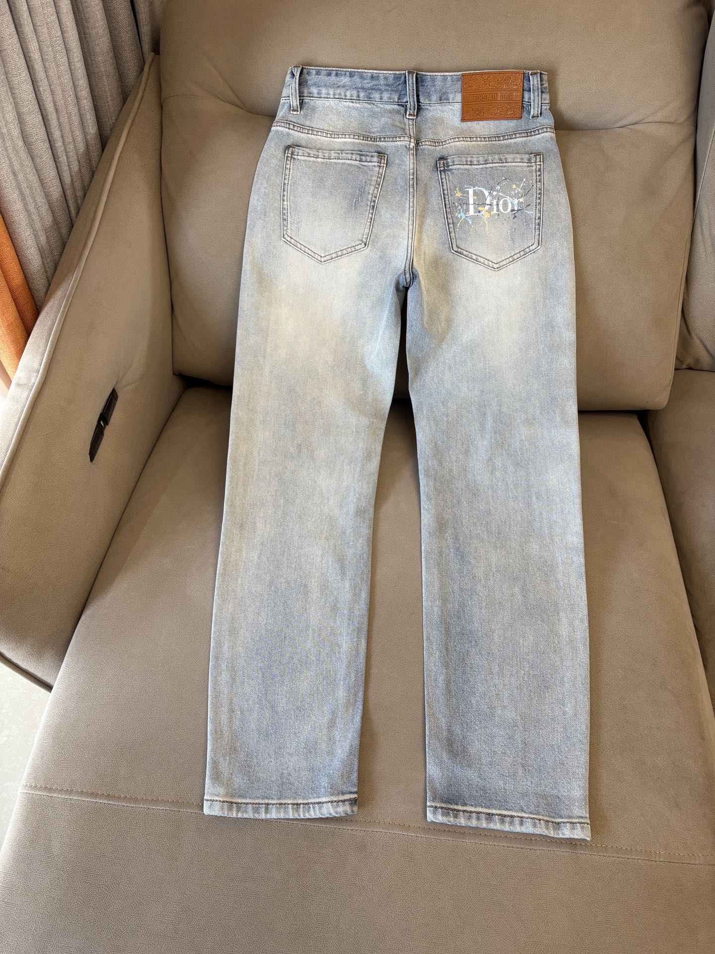 专柜🆕2026春夏设计推荐 热卖牛仔裤🆕柔软亲肤面料 奢华头层牛皮腰牌 经典蓝洗水 专柜限量款 奢华感订