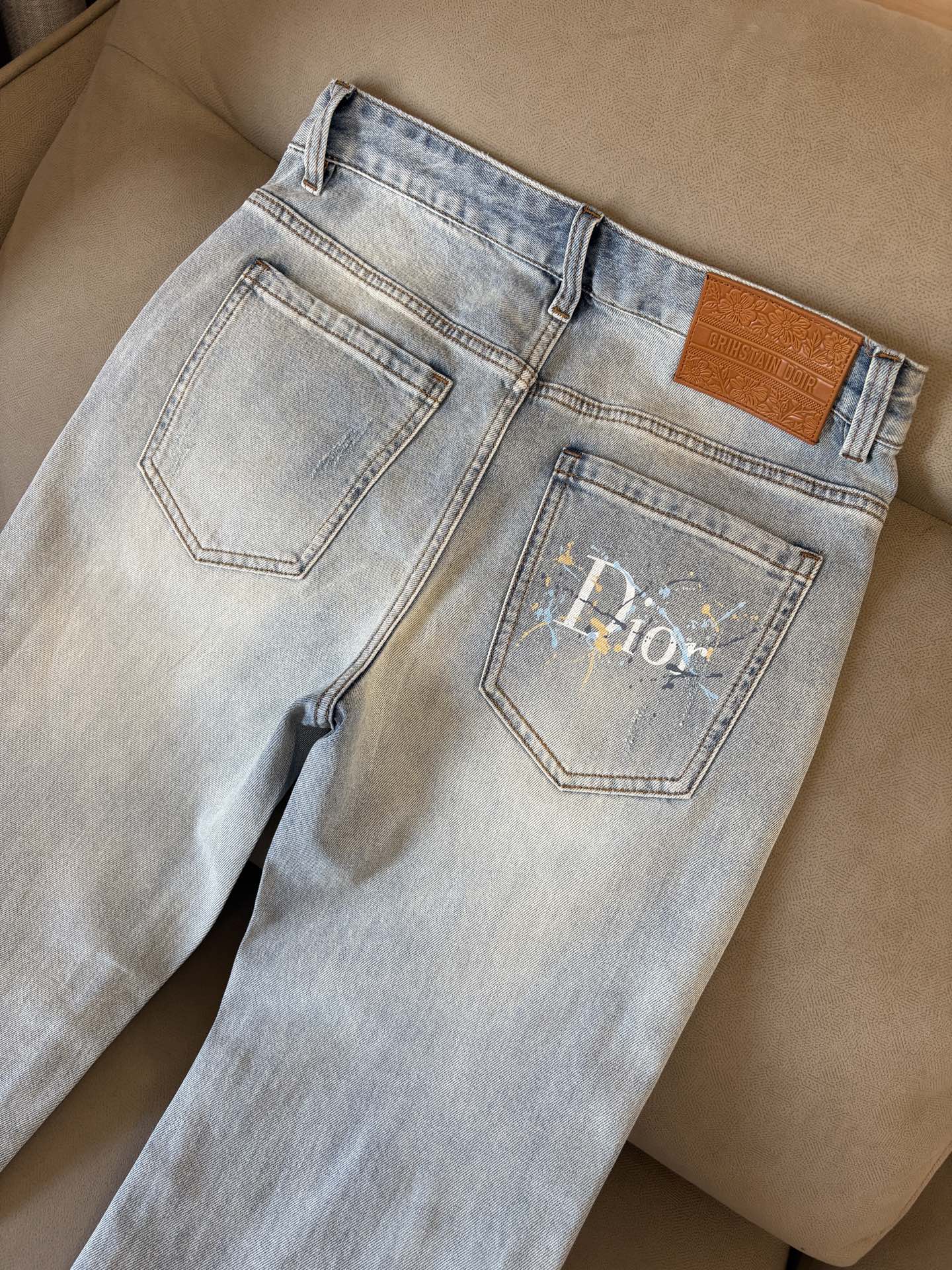 专柜🆕2026春夏设计推荐 热卖牛仔裤🆕柔软亲肤面料 奢华头层牛皮腰牌 经典蓝洗水 专柜限量款 奢华感订